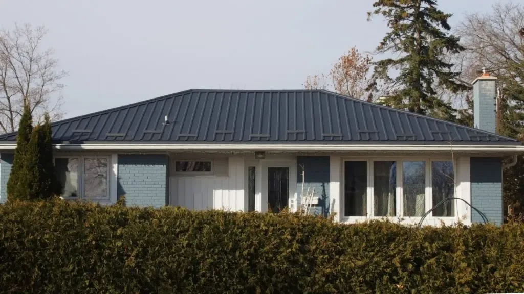 Installateur certifié de Toiture Métallique Montréal alignant un panneau d'acier sur le double lattage ventilé »