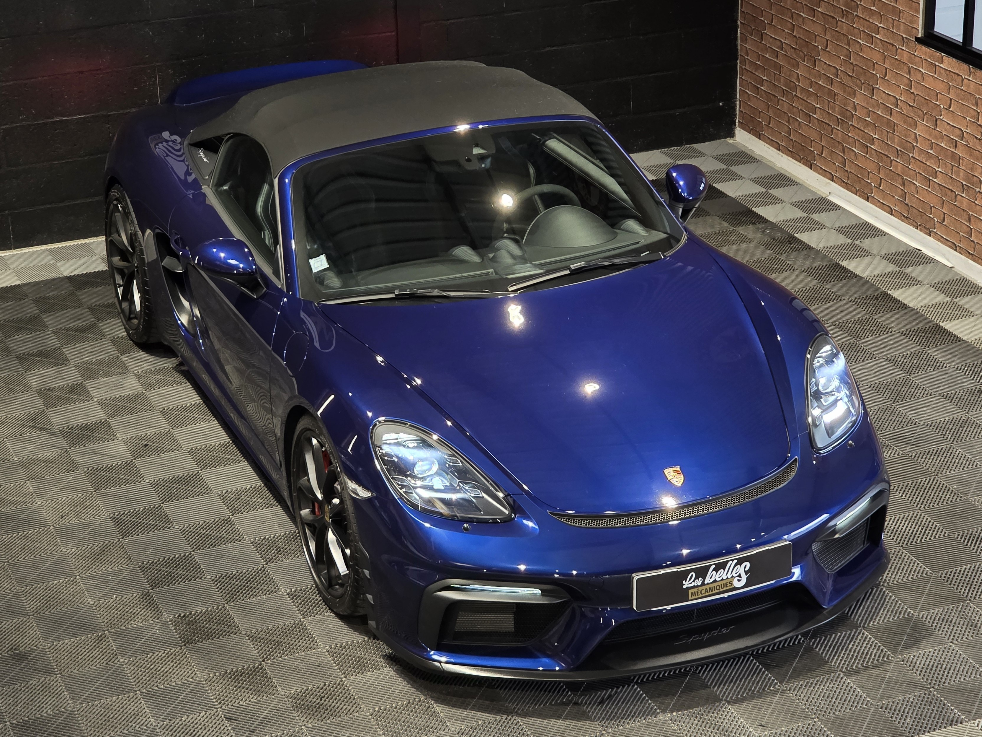 Porsche 718 Spyder bleue nuit vue aérienne avant capote fermée jantes noir sport Les Belles Mécaniques Bordeaux