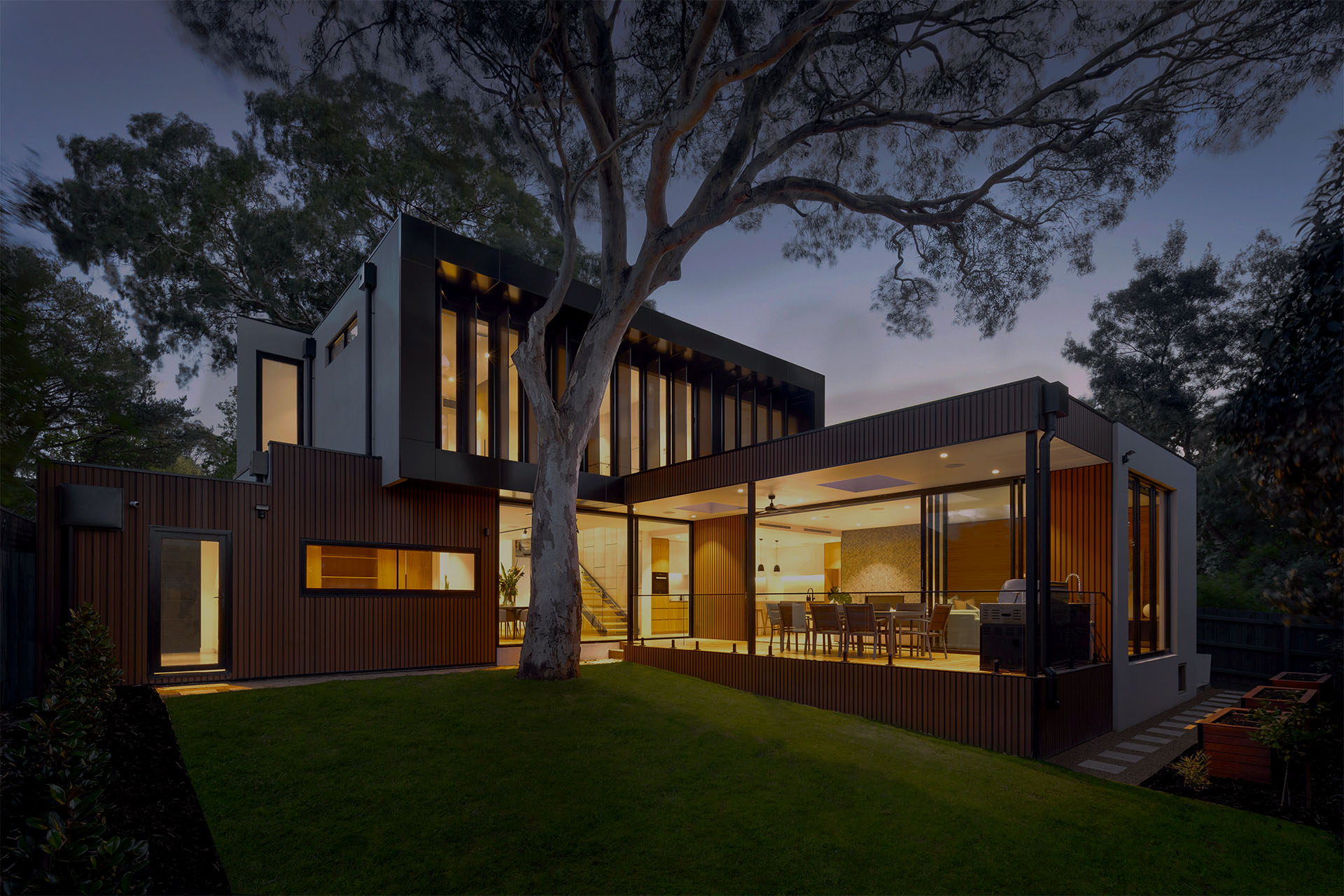 Exterior de uma casa com arquitetura moderna.