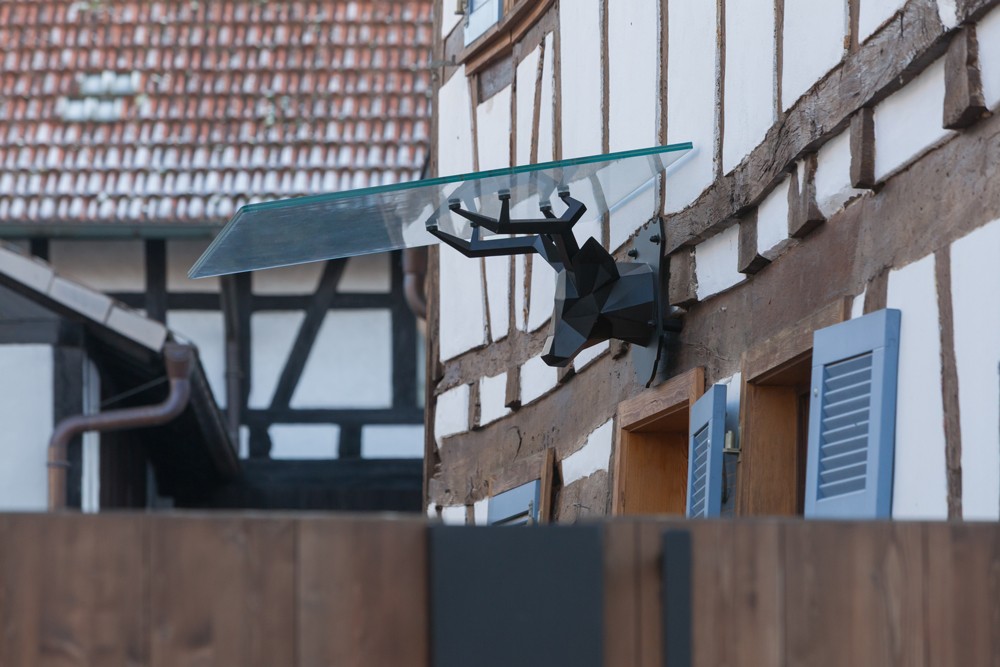 Überdachung eines Eingangs in Hirschform.