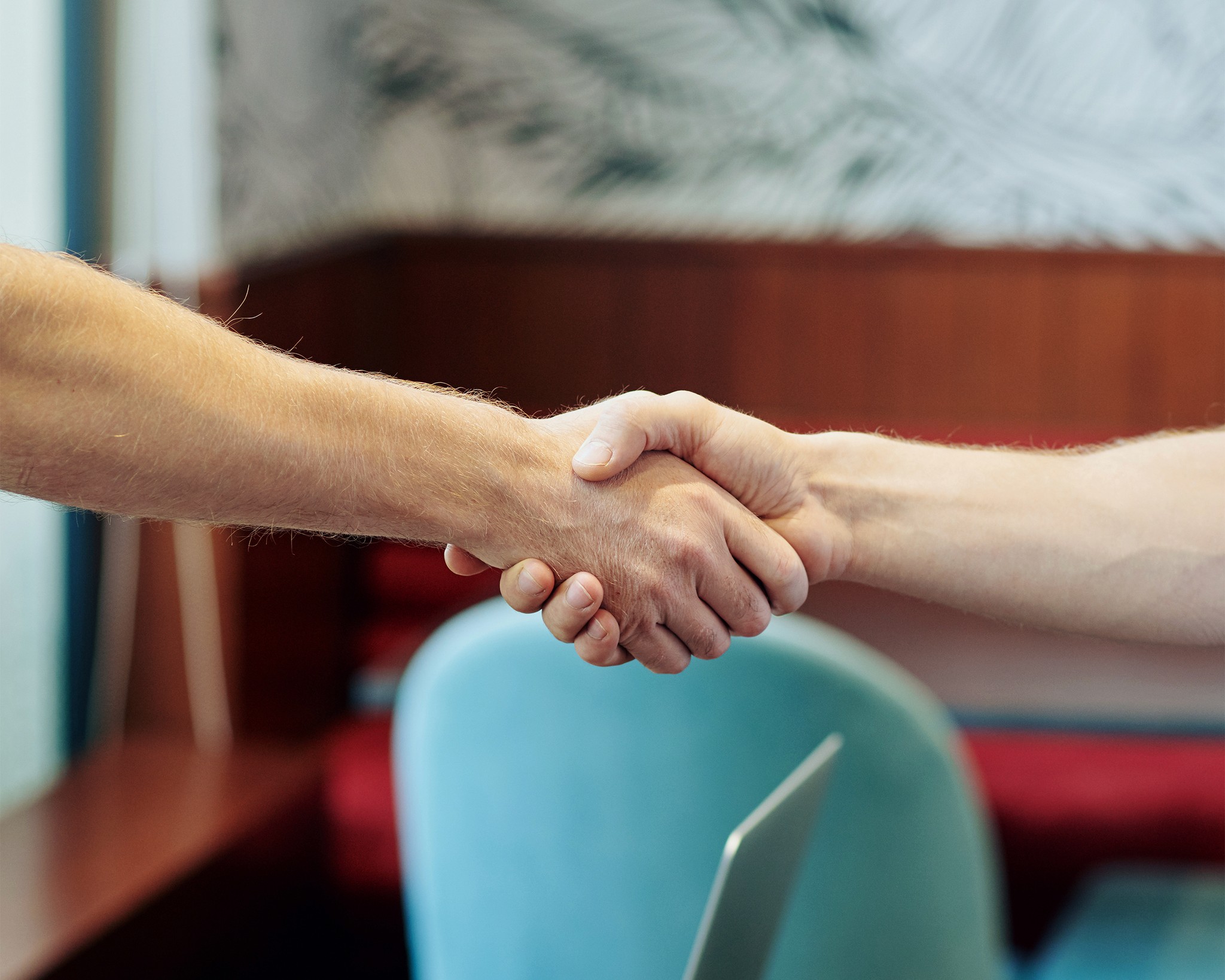 cumprimentando cliente tapeceiro