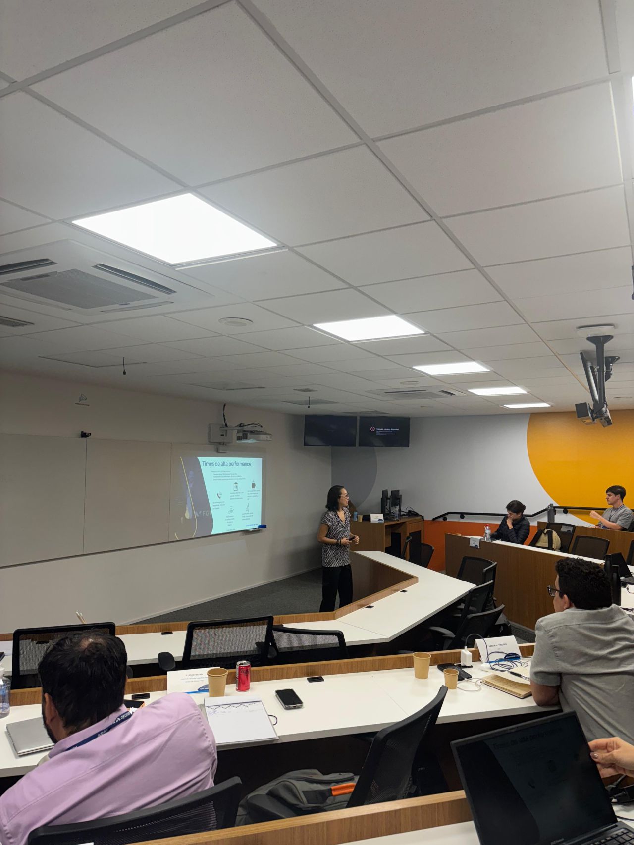 palestrante em sala de aula