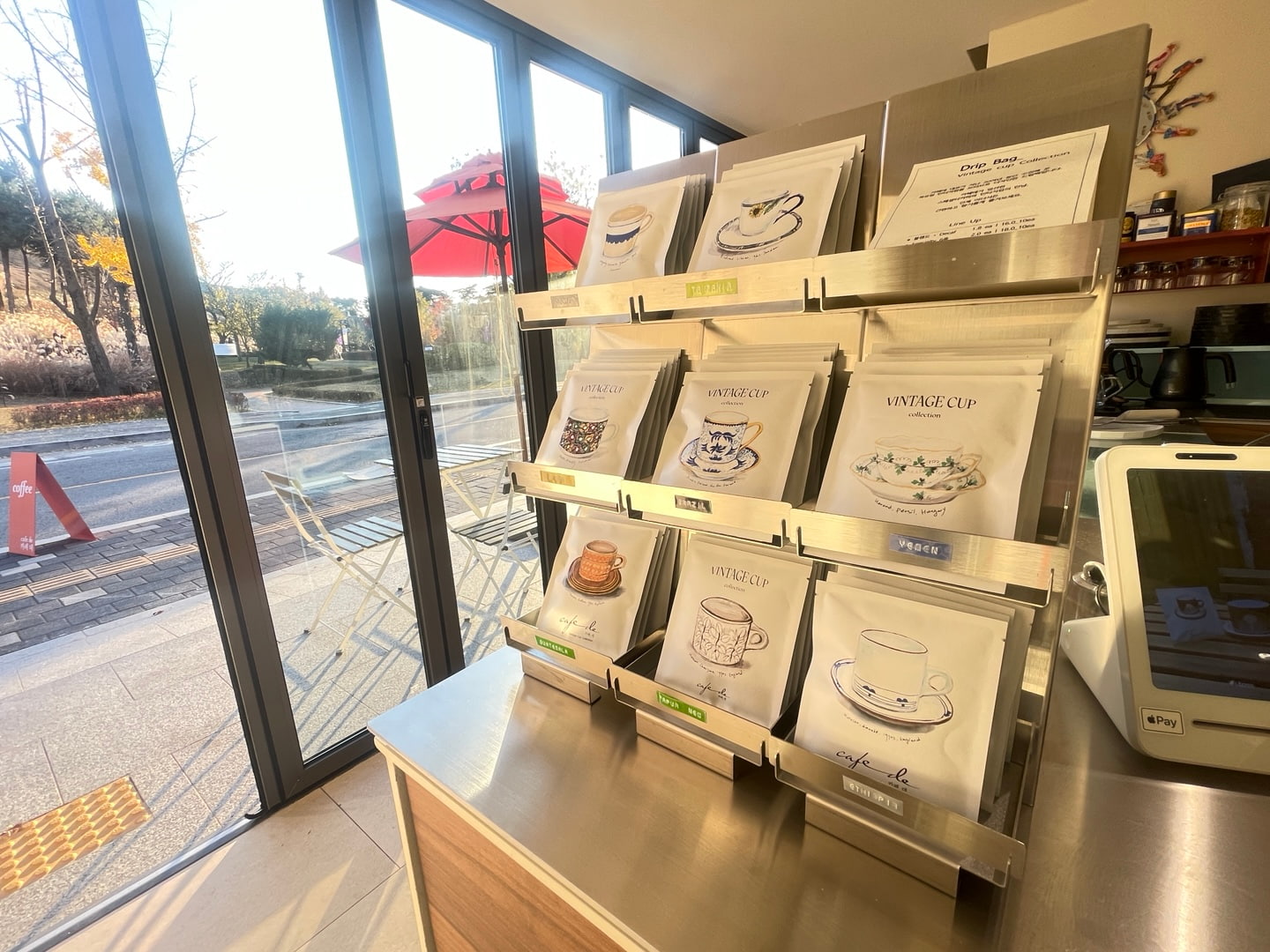 금속 격자 구조의 공간미를 강조한 ‘비례의 틈’ 조형 설치 뷰 02 – Studio Underscore 디자인 작품