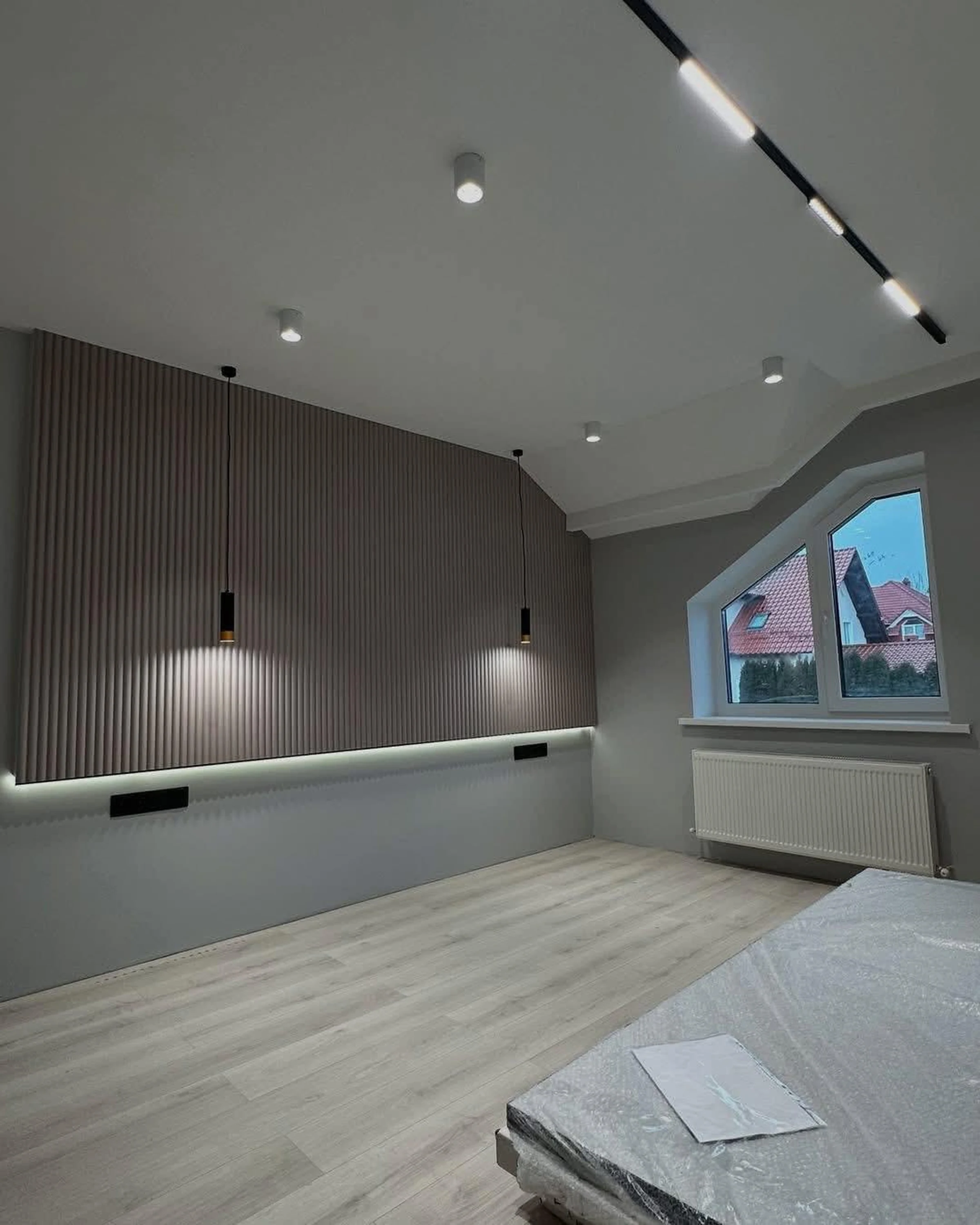 Détail — prise intégrée et goulotte dissimulée.