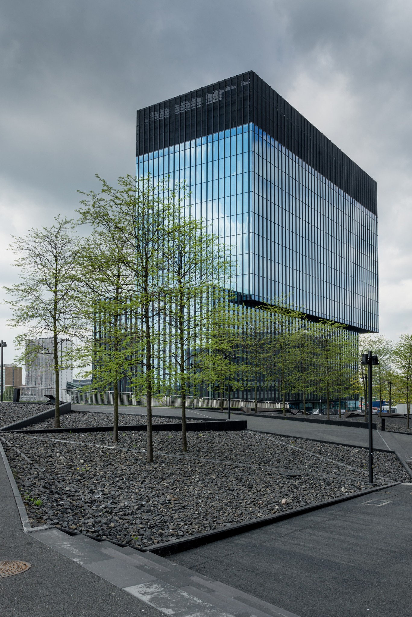 szklany wieżowiec KTW w pochmurny dzień