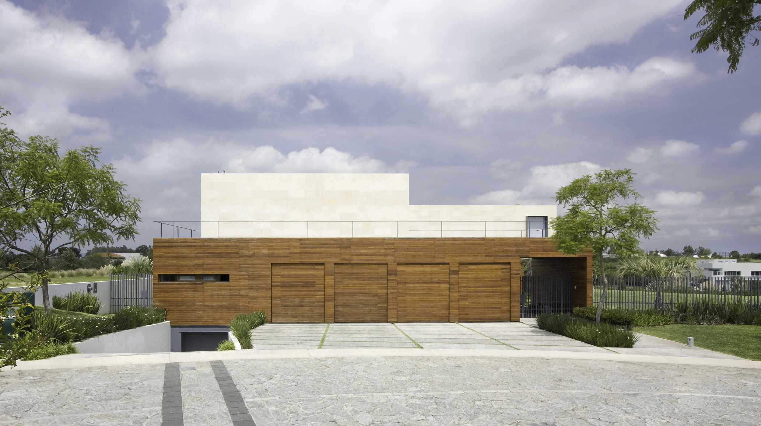 Acceso principal de Casa Lomas, proyecto de Elías Rizo Arquitectos con cancelería de lujo y diseño arquitectónico de líneas limpias