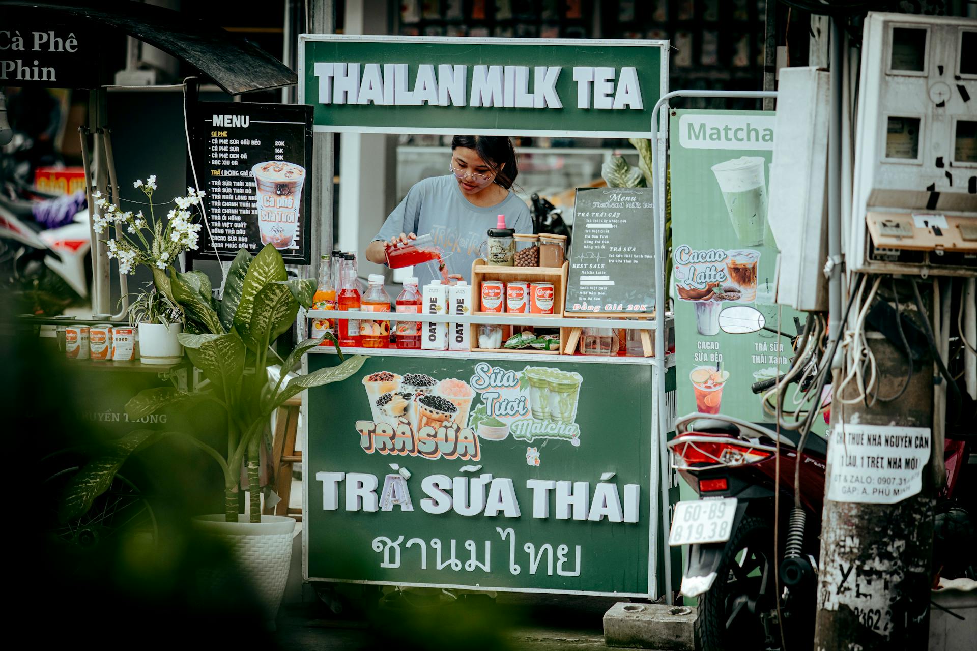 ตัวอย่างร้านชานมไข่มุกขนาดเล็ก รถเข็นและเคาน์เตอร์ที่ลูกค้าเห็นการชงสด