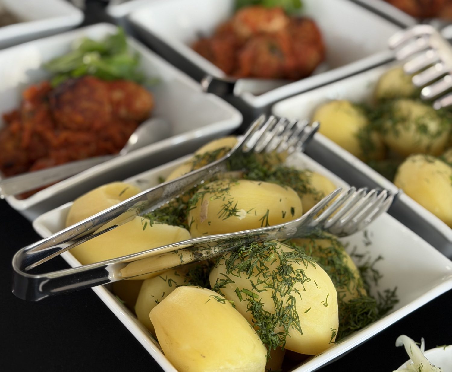 Catering firmowy Poznań – bufet z daniami obiadowymi na spotkanie firmowe