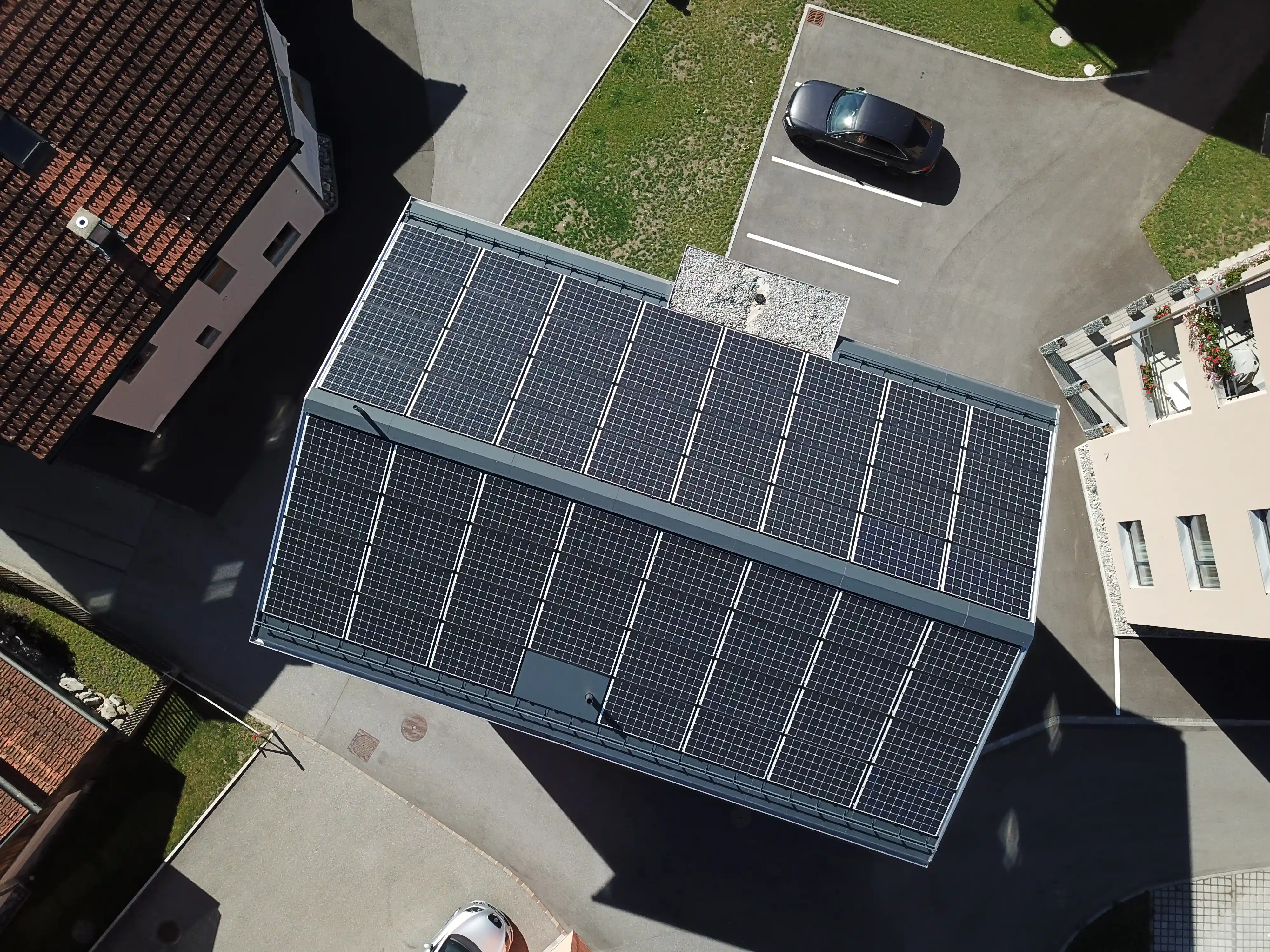Integrierte PV Anlage Neubau Büro-Wohngebäude Grüsch - Niggli Architektur Grüsch