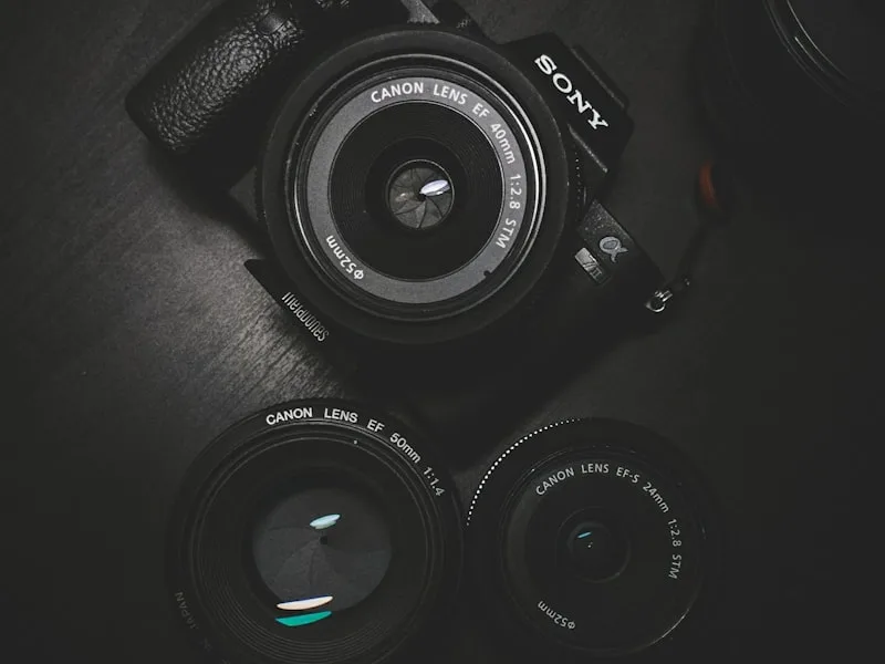 Фотограф снима с DSLR камера, фокус върху ръцете и обектива