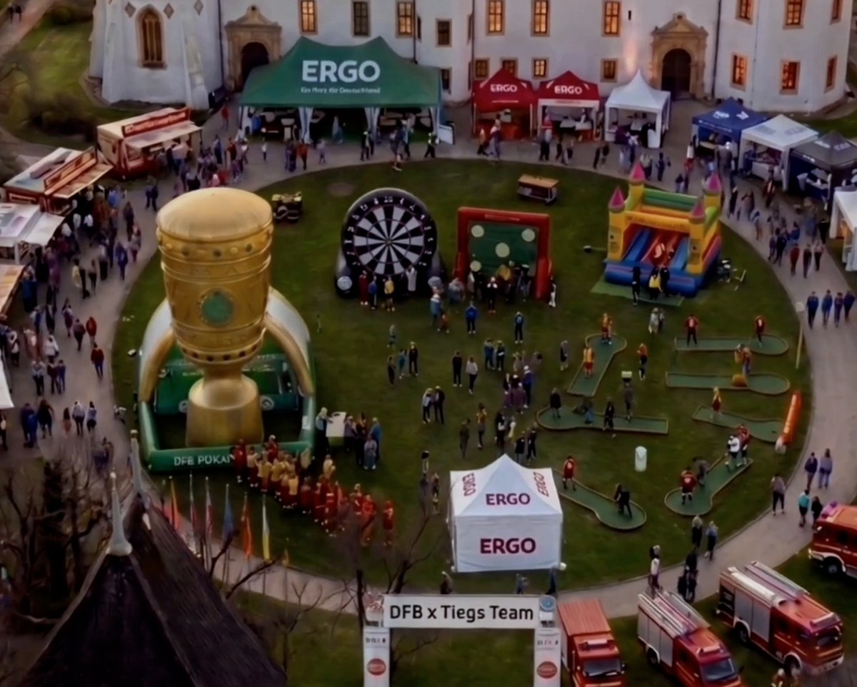 Luftaufnahme der DFB-Pokal-Tour von ERGO Tiegs & Team am Schloss Celle