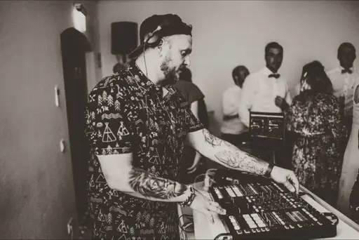 Foto von DJ Geib beim auflegen