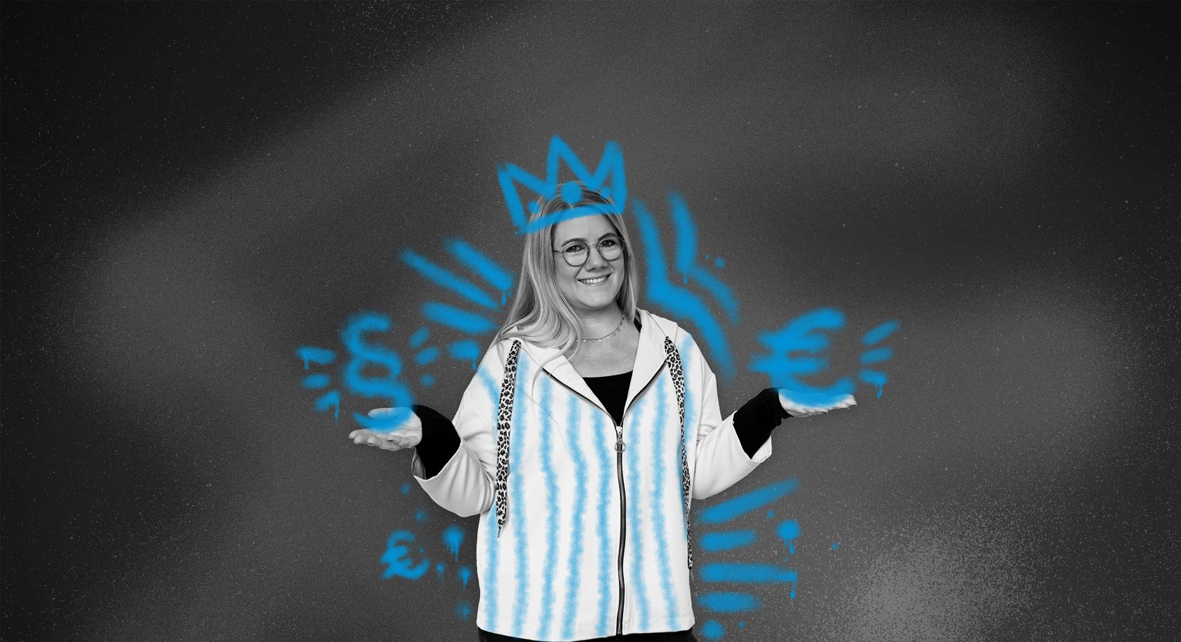 SLB Key Visual der Mitarbeiterkampagne: Schwarz-weiß Porträt einer Frau mit ausgebreiteten Armen, umgeben von leuchtend blauen Zeichnungen mit Paragrafen- und Euro-Symbolen, dynamischen Linien und einer Krone über dem Kopf.