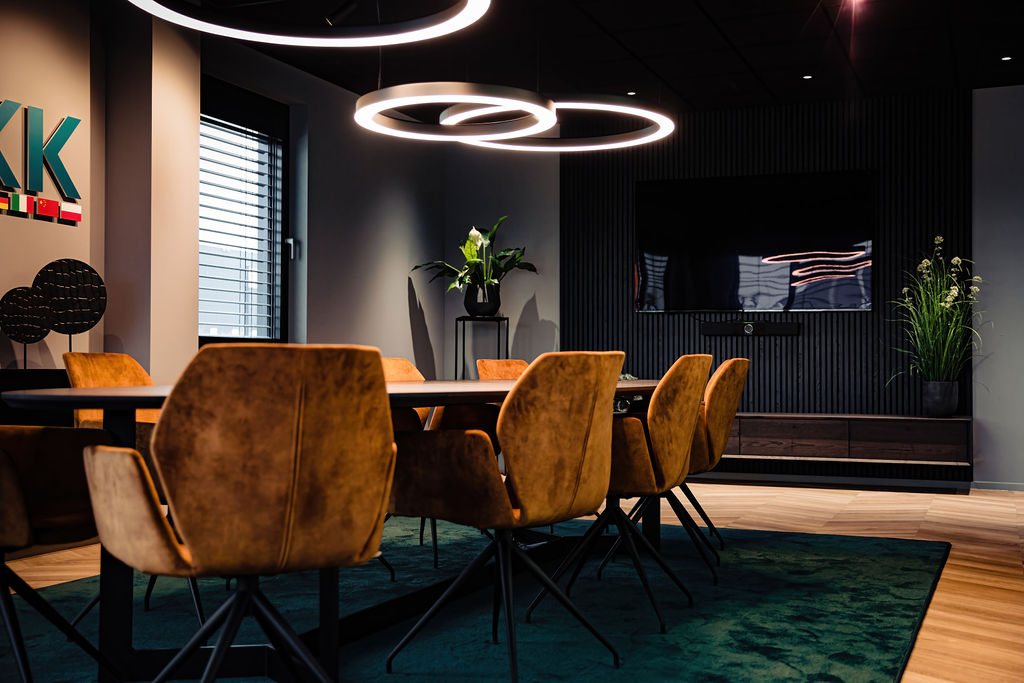 KD&L B2B kantoorontwerp met naadloze integratie van het WKK logo, een maatwerk productdisplay en opvallende circulaire verlichting.