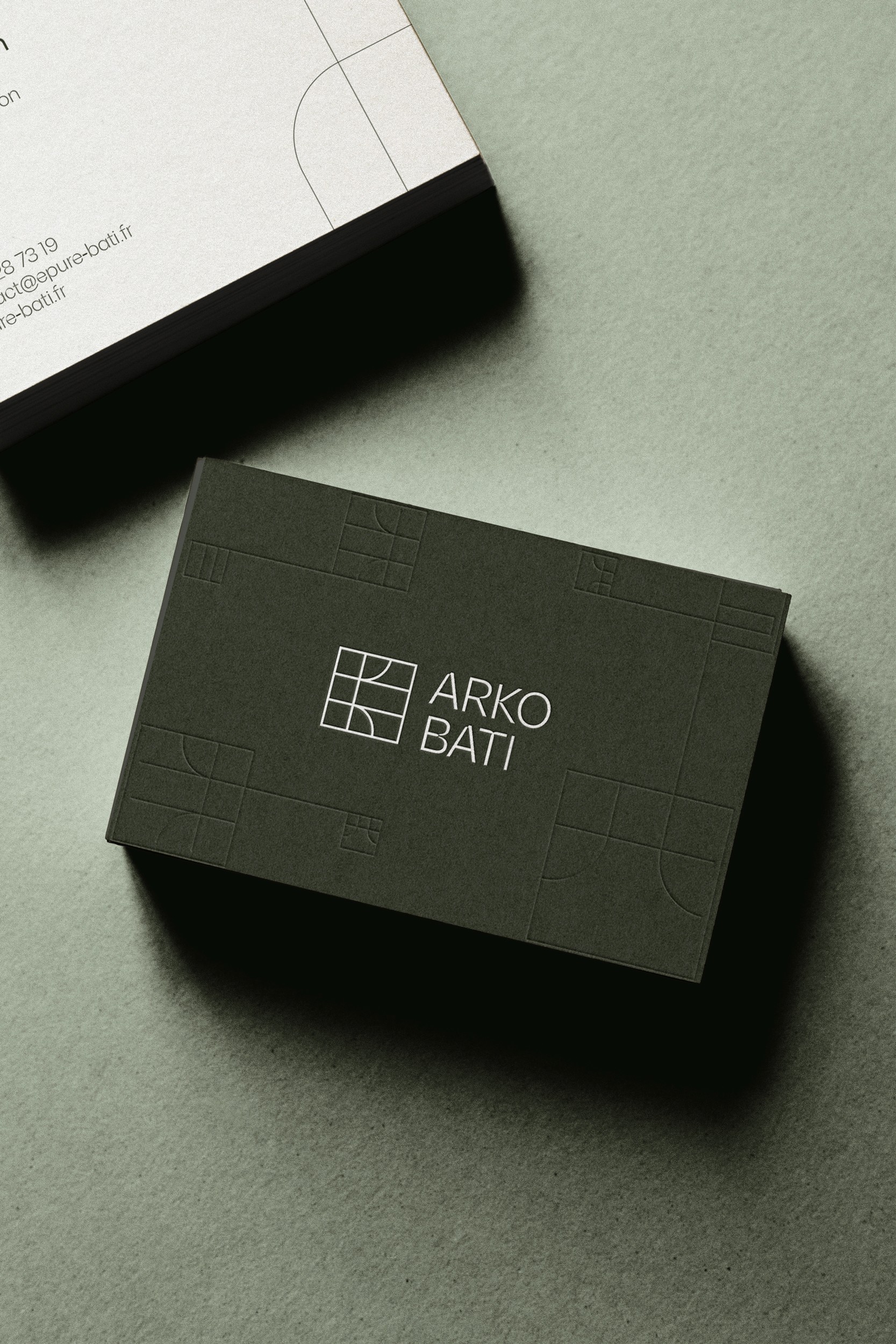 Carte de visite du restaurant Au fil du goût, mettant en avant un design graphique épuré, moderne et élégant. Composition harmonieuse avec typographie claire et identité visuelle cohérente.