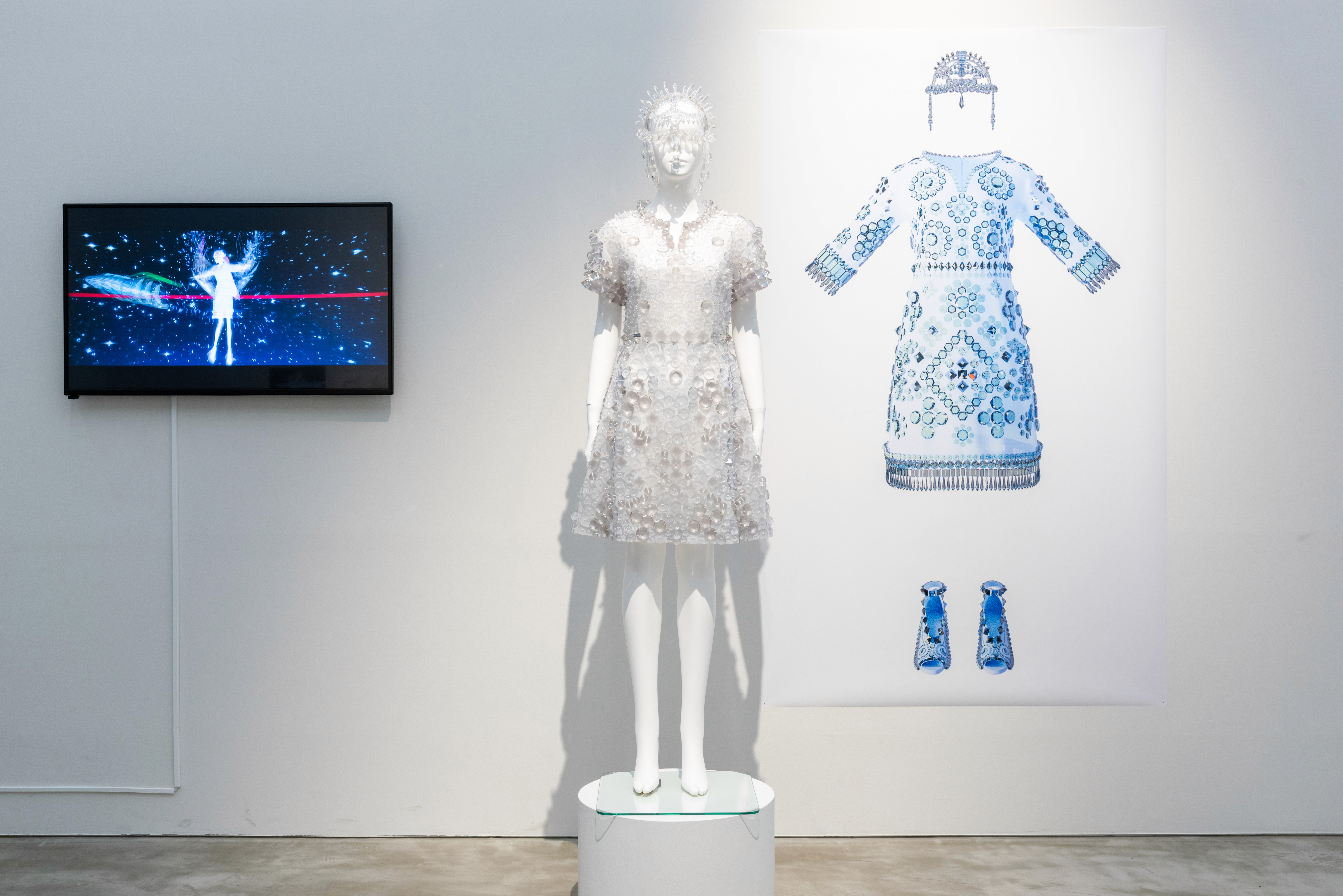 ANREALAGE x BELLE LOOK, S S 2022, dress presented at Made in Japan 3.0 Defining a New Phy-gital Reality , K11 Art Mall, Hong Kong. Image taken at Sizeless Twin , PARCEL, Tokyo, 2022. Image courtesy of Startbahn.jpg.jpg