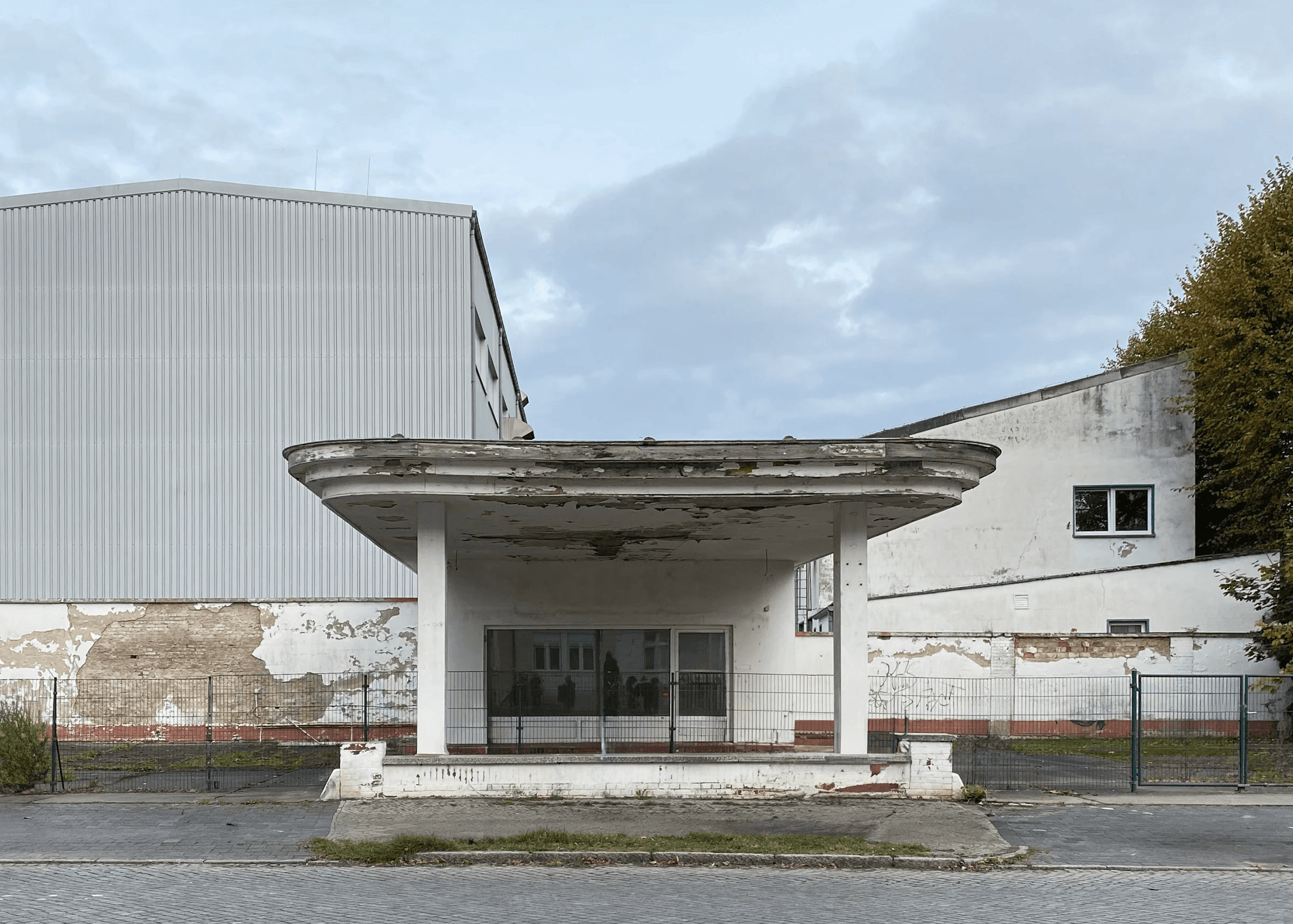 Straßenperspektive von der Pritzwalker Straße auf die historische Tankstelle im Kyritz-Projekt