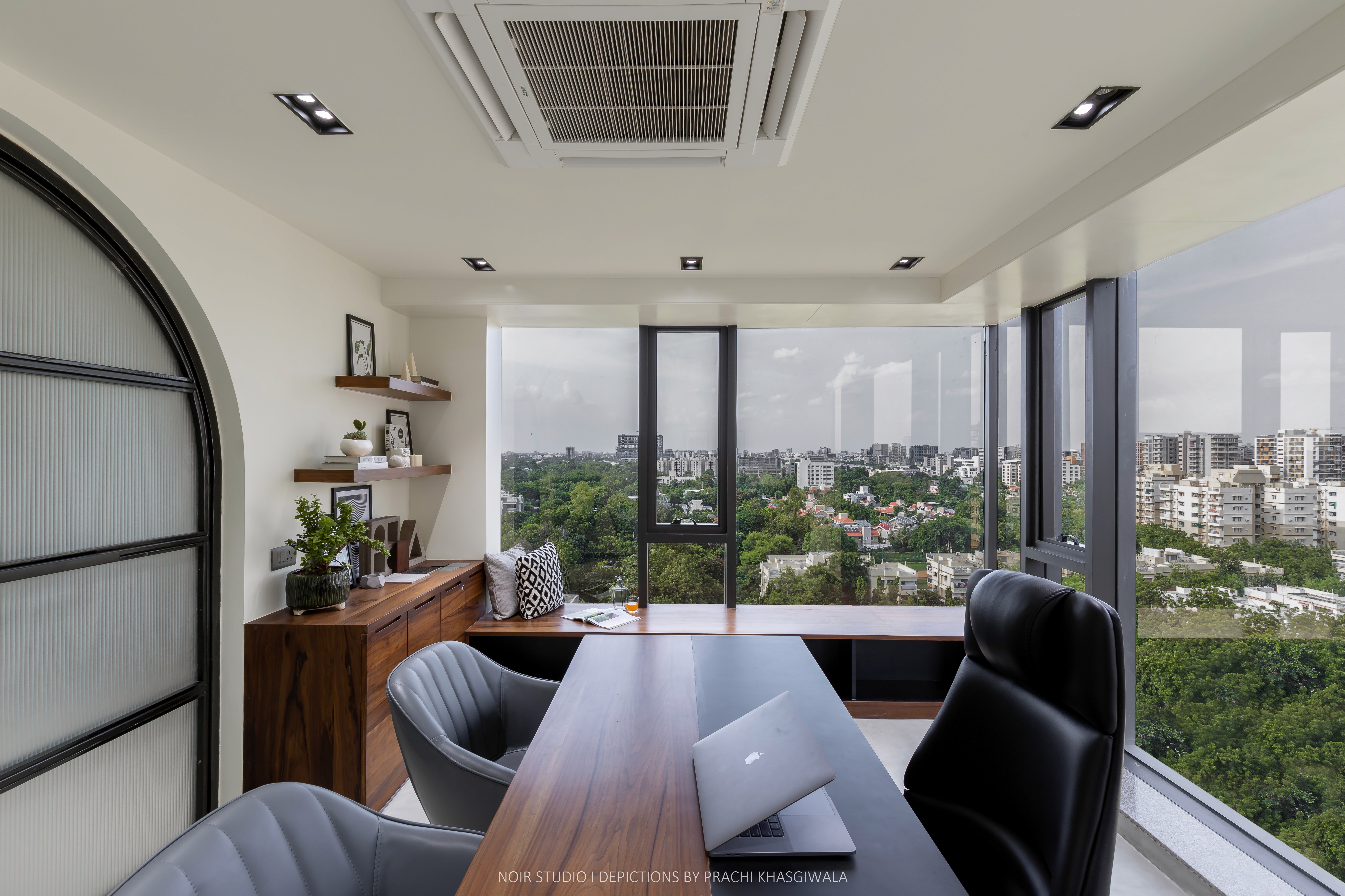 Black and white image of people working at a table with laptops, showing hands gesturing during discussion of digital content displayed on screens, with fabrica® logo in the corner.