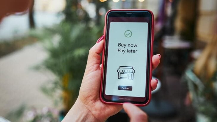 Smartphone mit einem „Buy now, Pay later“-Checkout – BNPL-Nutzung und Streitfälle steigen im Weihnachtsgeschäft.