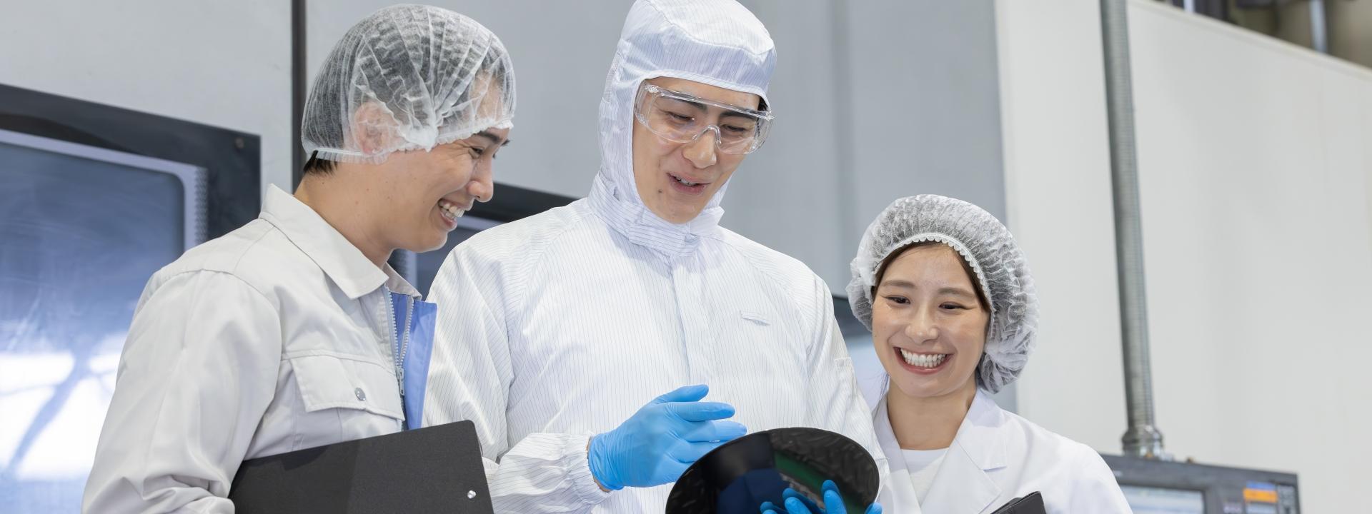 クリーンルームでディスクを確認する作業員たち