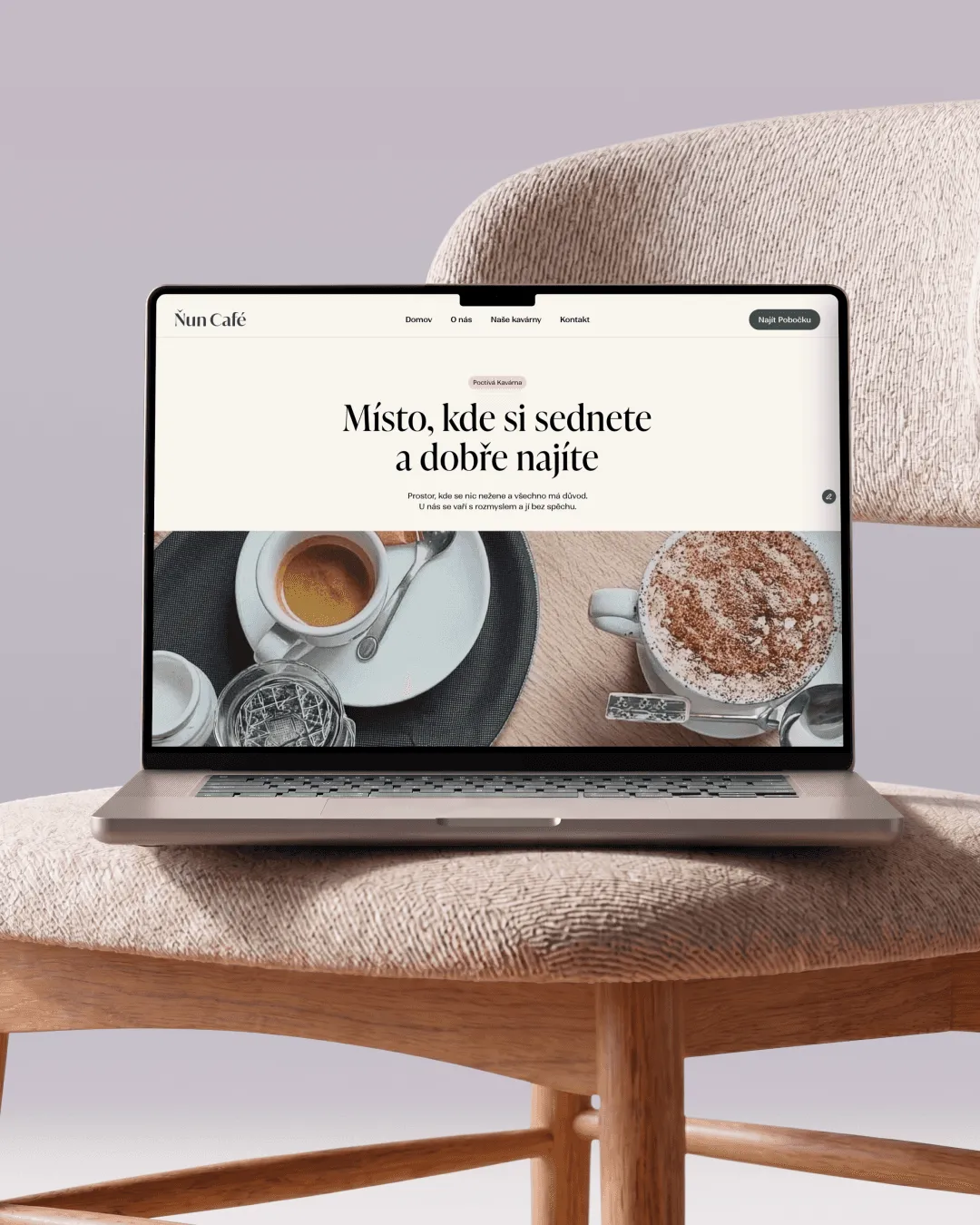 Webdesign pro kavárnu Ňun Café zobrazený na notebooku