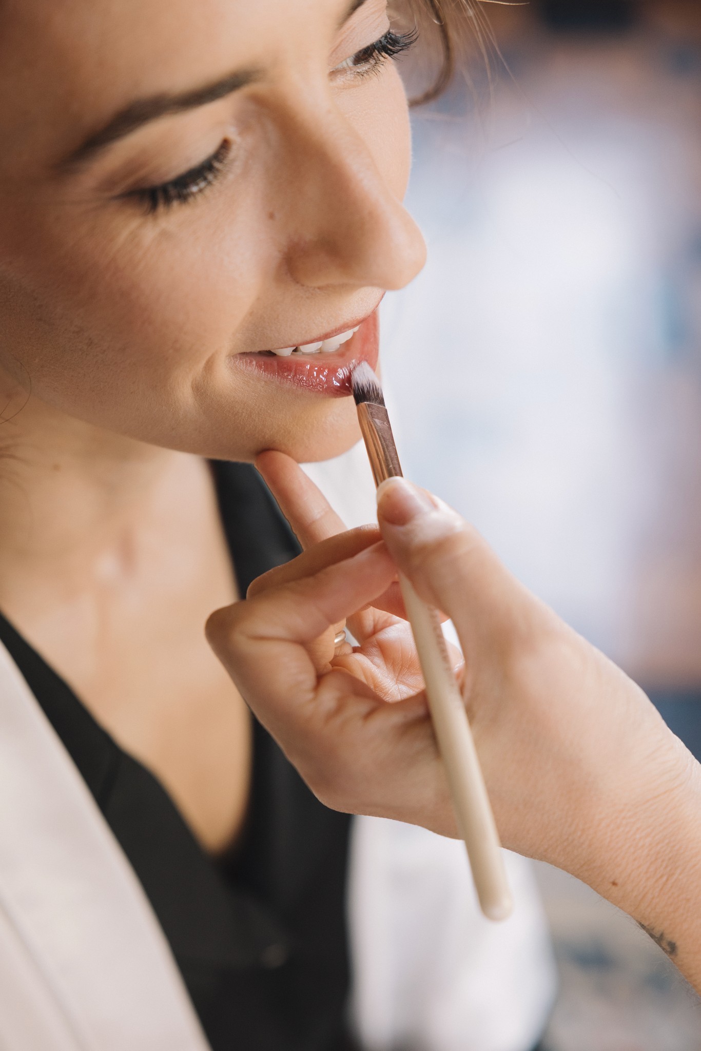 Sposa applica il rossetto durante i preparativi del matrimonio al Castello di Tabiano