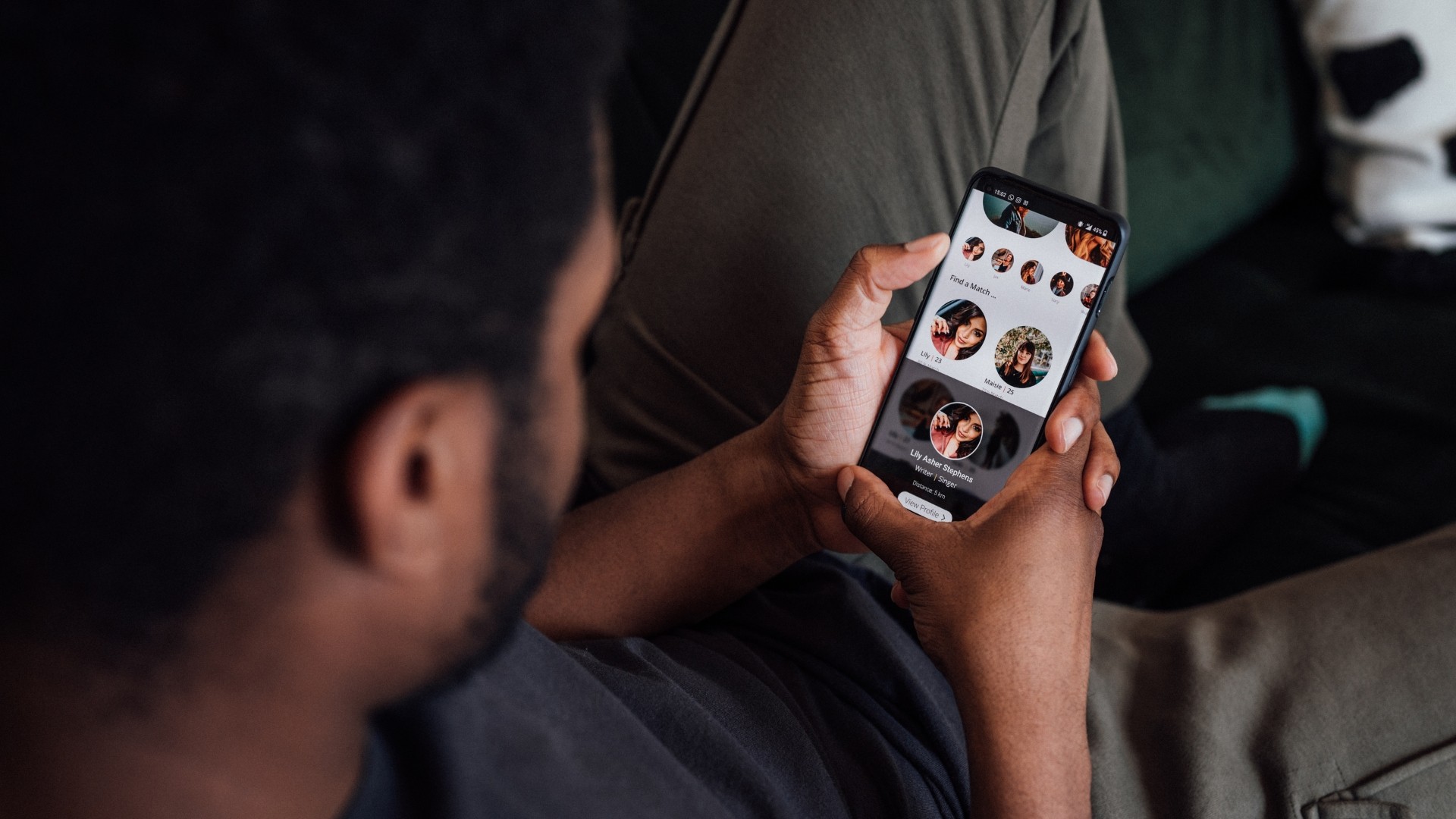 ein mann schaut auf eine dating-app
