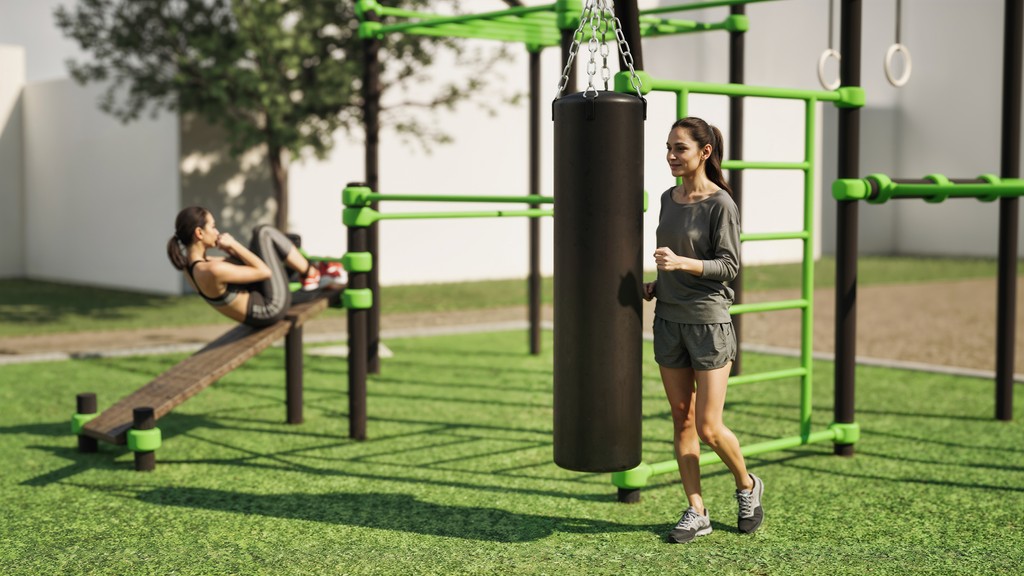 2 jonge vrouwen trainen op outdoor calisthenics toestel