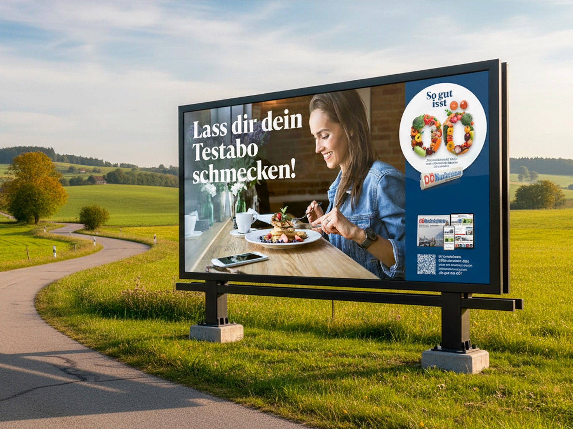 Eine Frau isst an einem Tisch, daneben steht der Text „Lass dir dein Testabo schmecken!“ auf einem Plakat in ländlicher Umgebung.