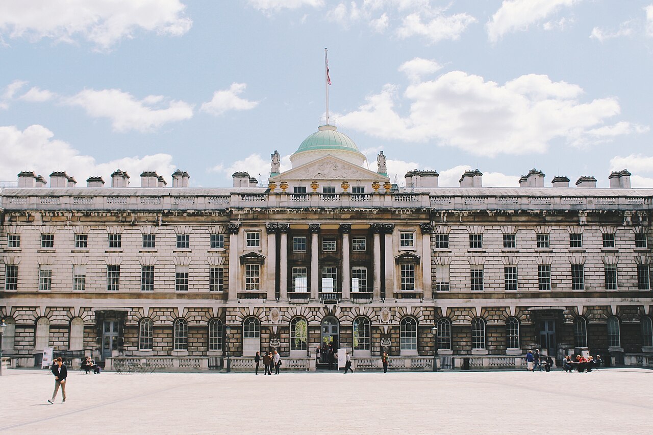 The grand entryway to the King's Gallery in London, with a classical stone entrance with a Doric portico.