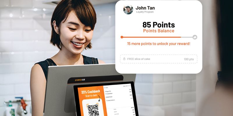 An F&B owner rewarding a customer through StoreHub Loyalty
