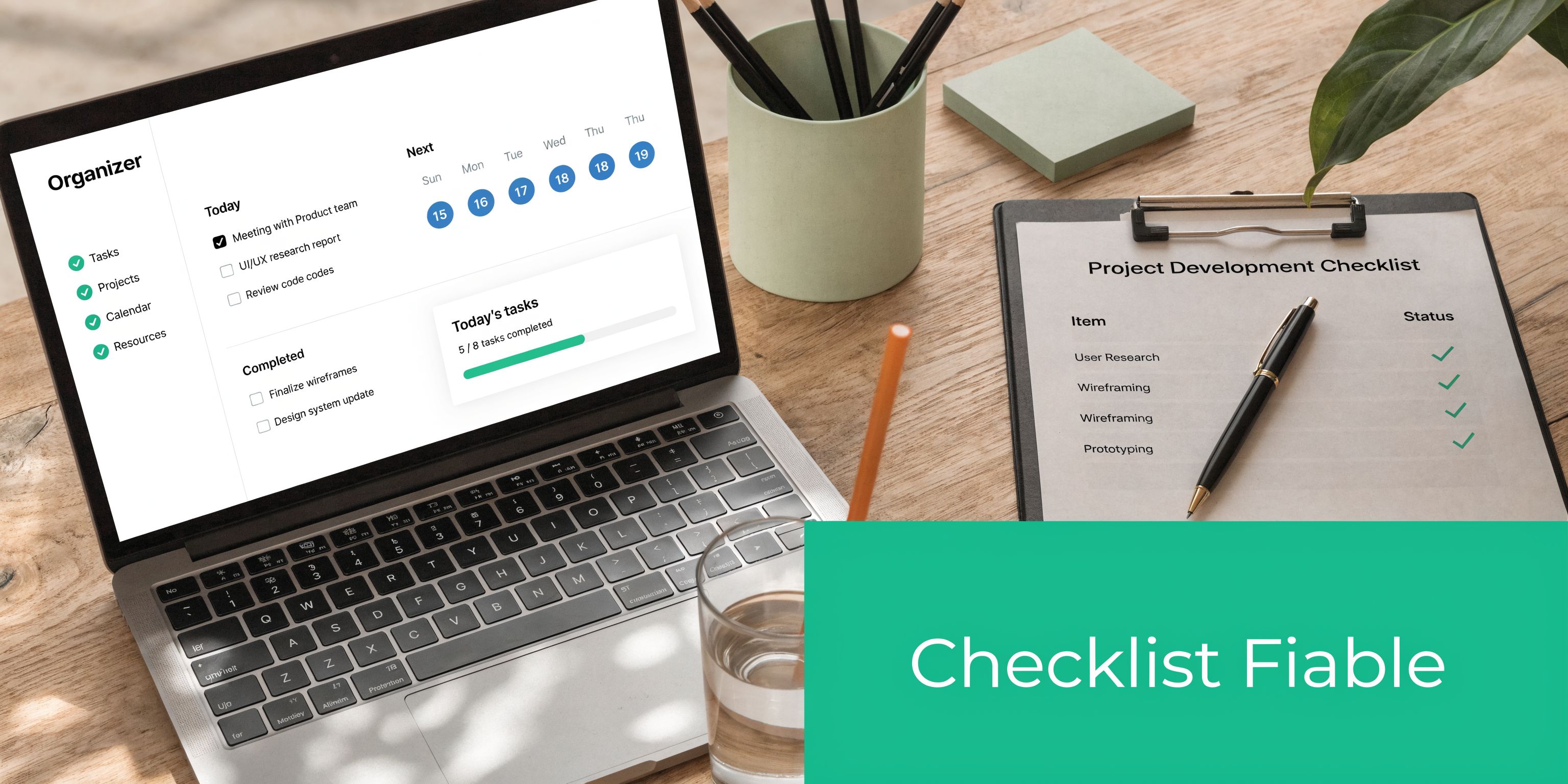 Ordinateur portable et presse-papiers avec liste de contrôle sur un bureau en bois pour la gestion de tâches.
