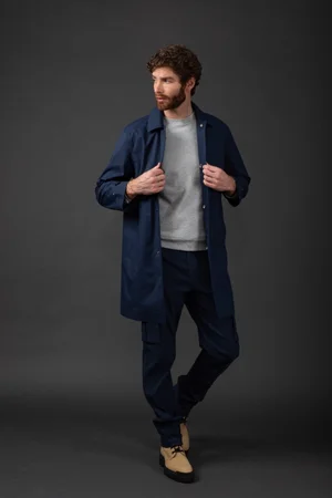 Dans le lookbook de la marque Danoise Another Aspect, le mannequin porte un costume gris et une chemise blanche