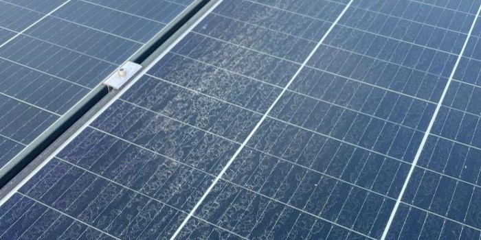 Prafuri fine, polen si particule organice care acopera panourile solare in zona Metropolitana Craiova