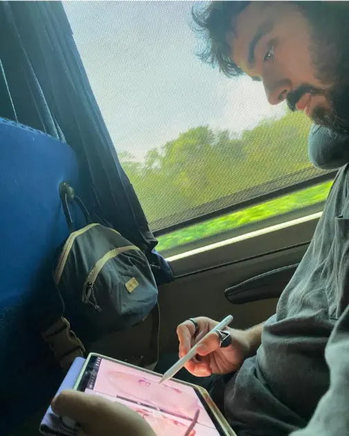 imagen de pablo dibujando en el bus
