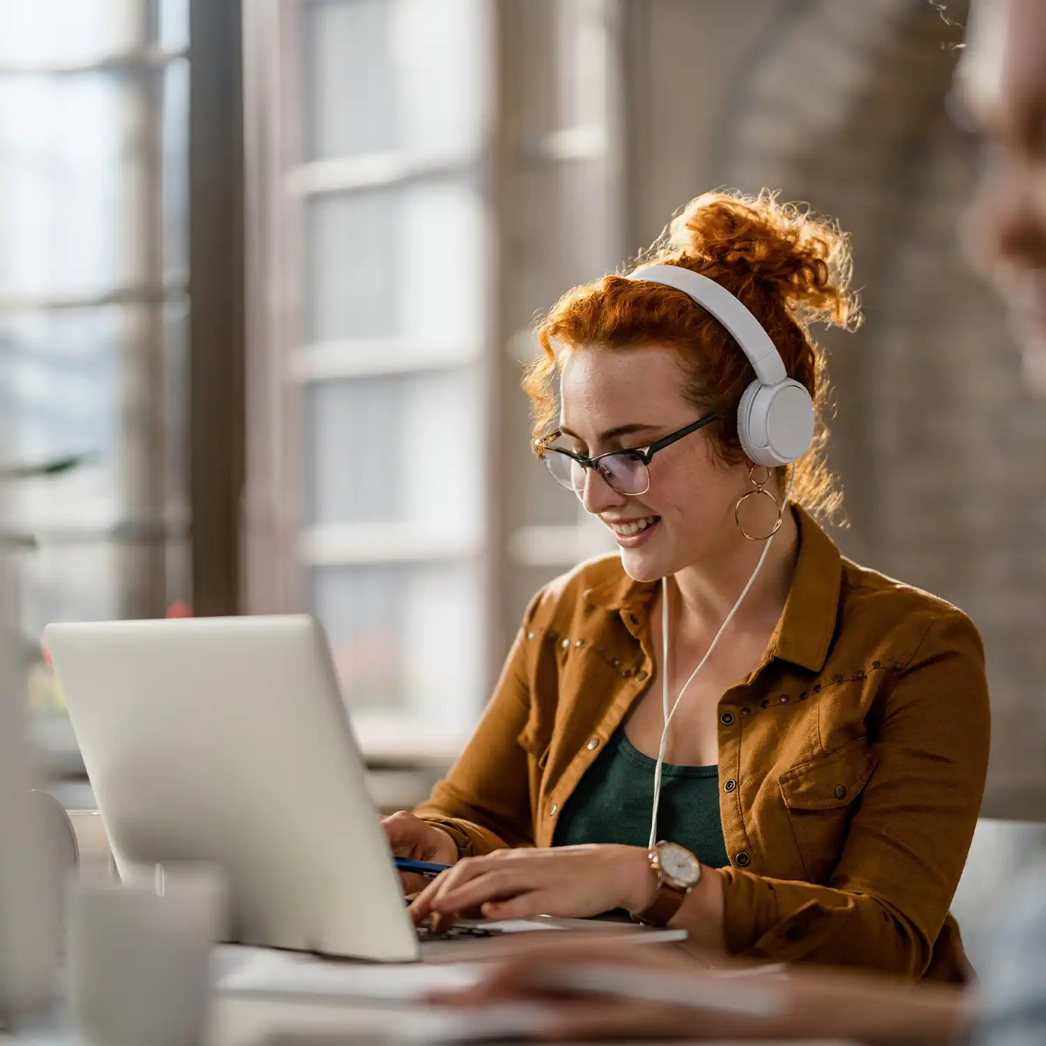 Vrouw die een e-learning volgt, ontwikkeld door Indall, met een plezierige en interactieve leerervaring.