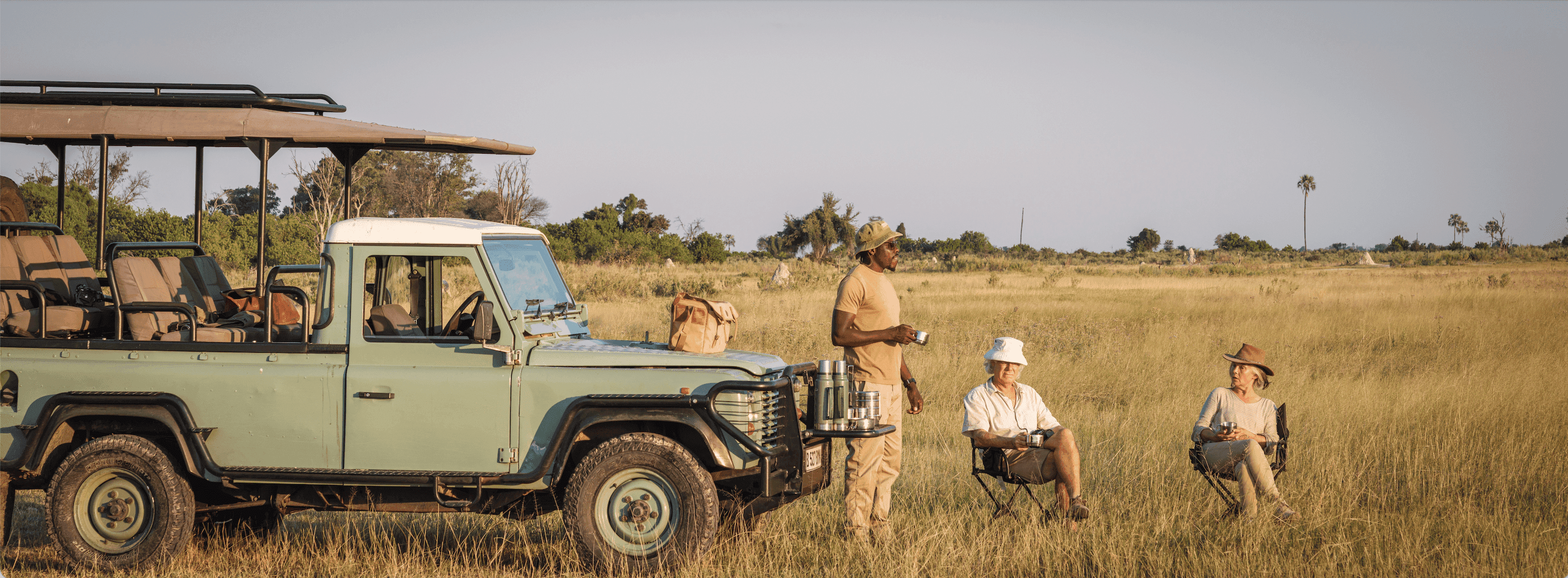 Hot-air balloon in te middle of Tanzanian safari