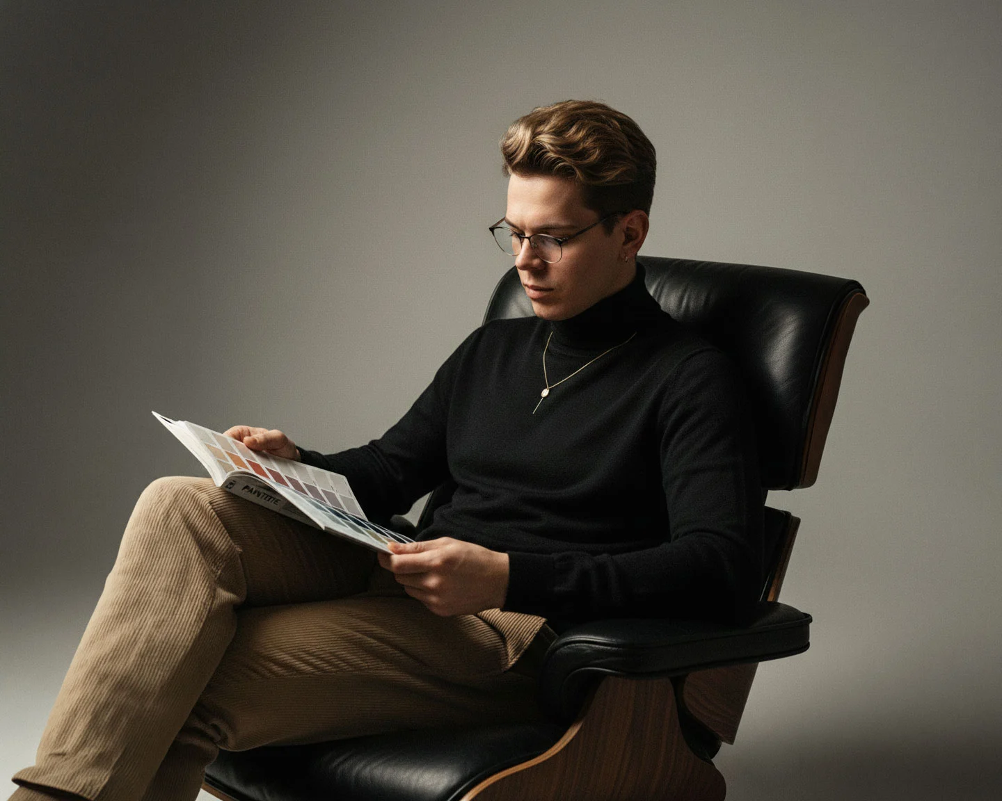 Uomo leggere rivista su una poltrona