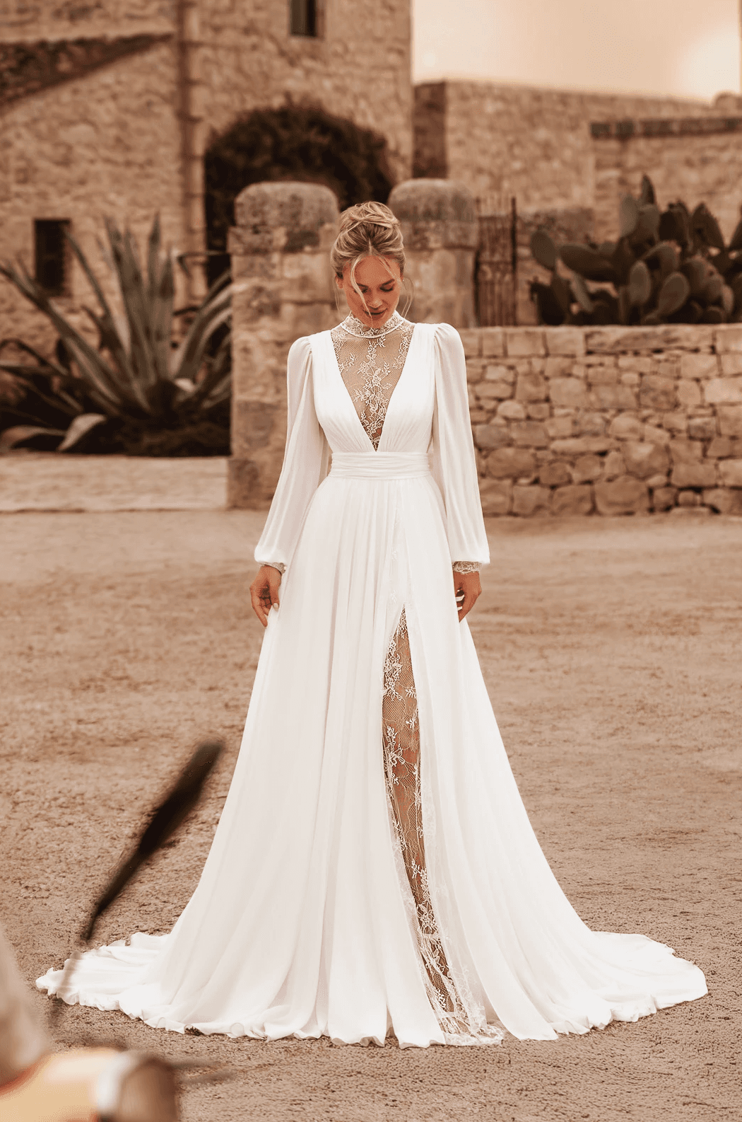 Vintage Brautkleid mit fließendem Rock und natürlicher Eleganz