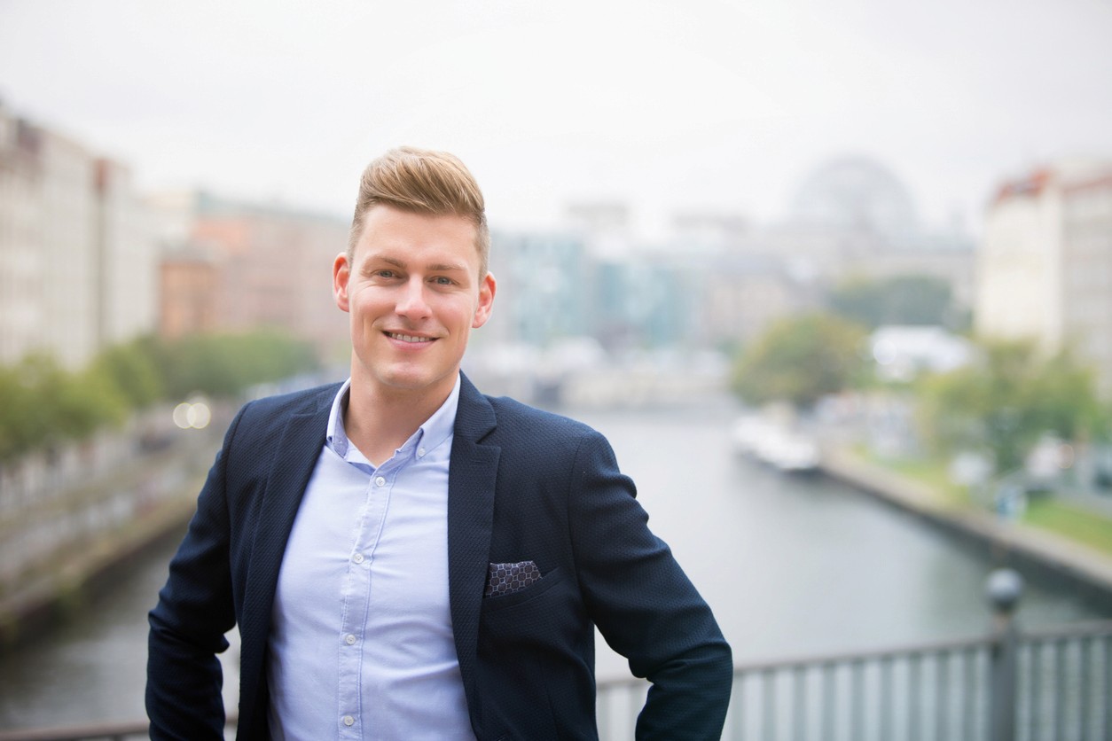 Zufriedener Mann auf Brücke