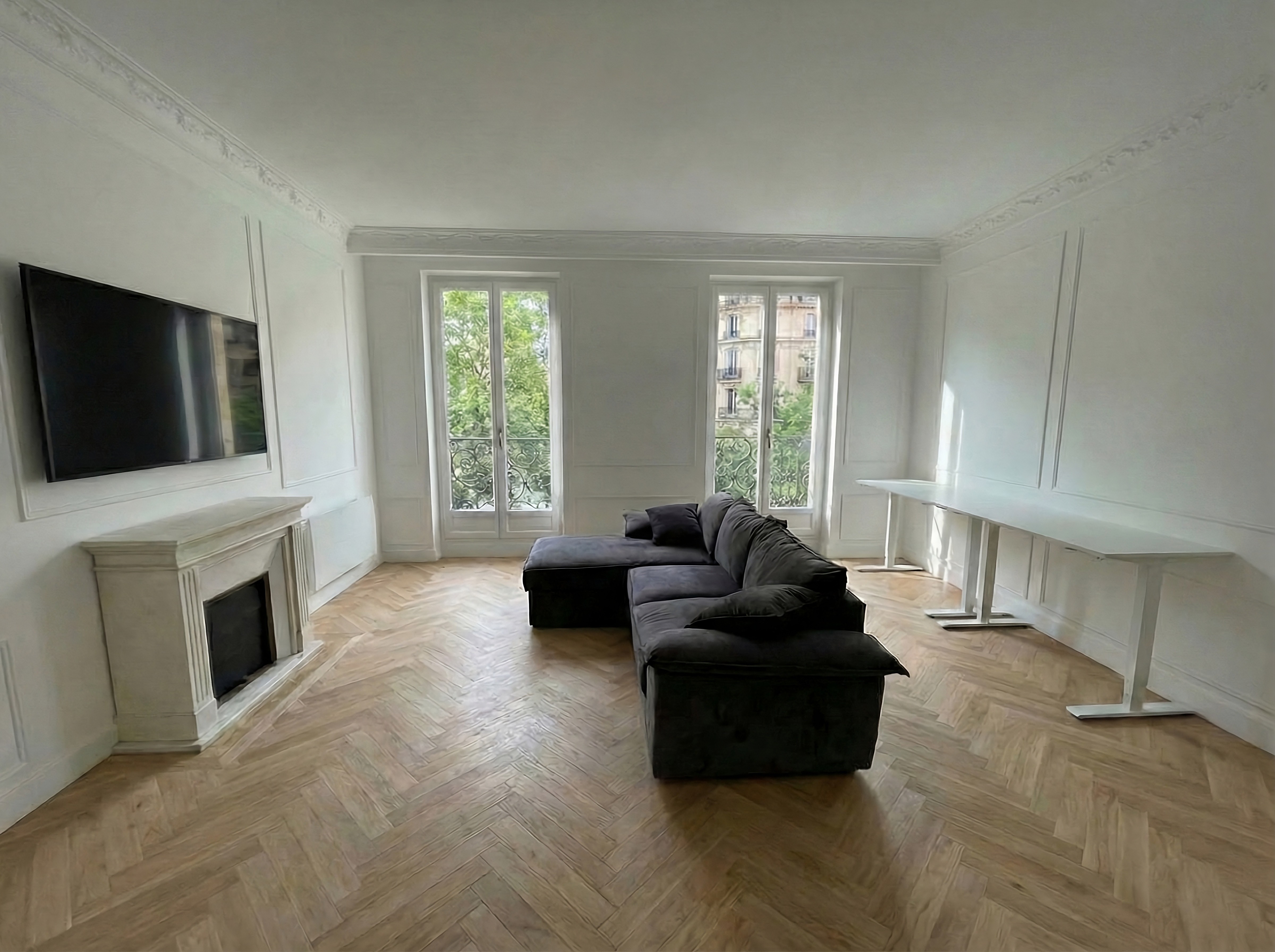 Vignette du projet Saint-Michel : Salon haussmannien rénové avec parquet point de Hongrie.
