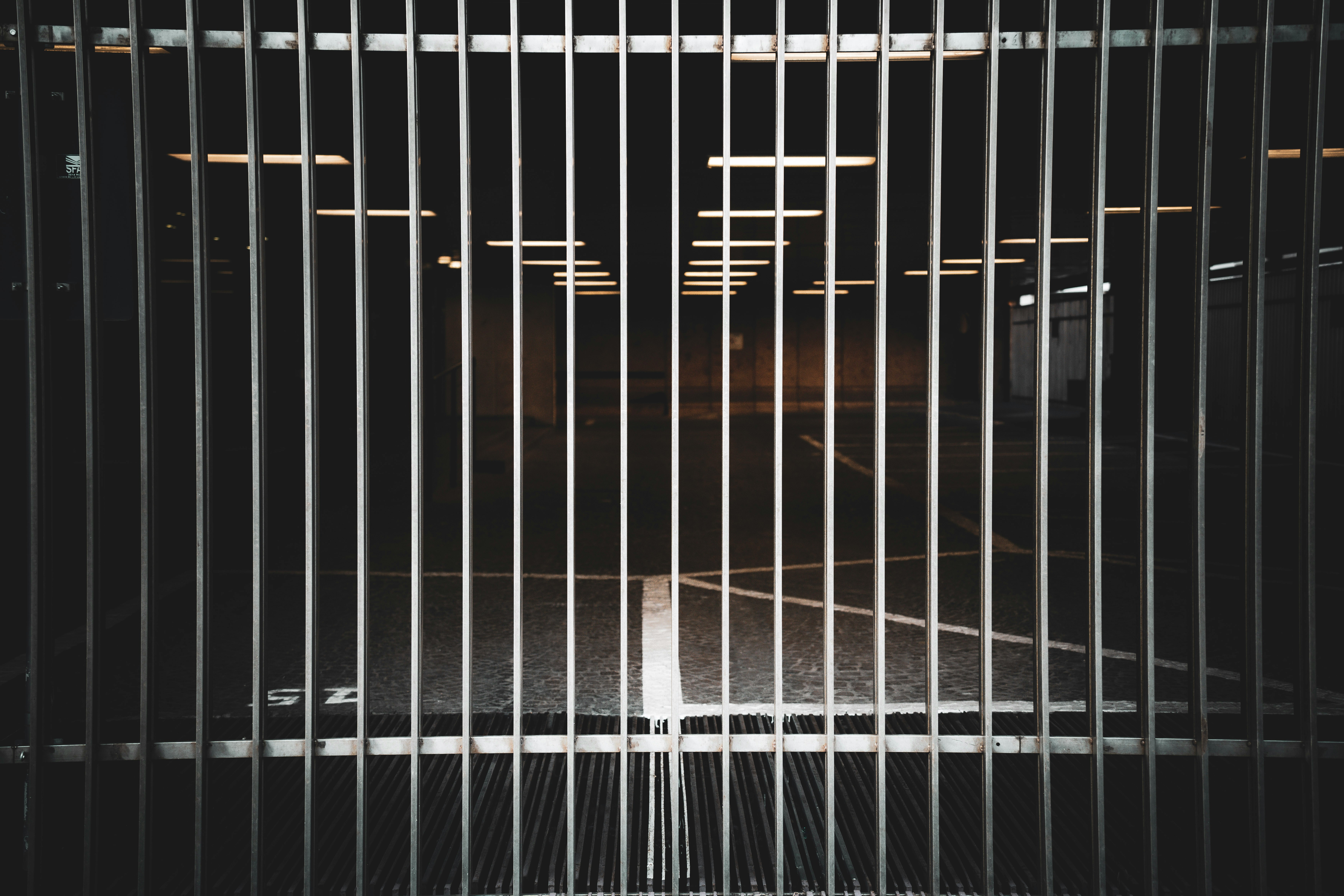 Rejas con luz de libertad