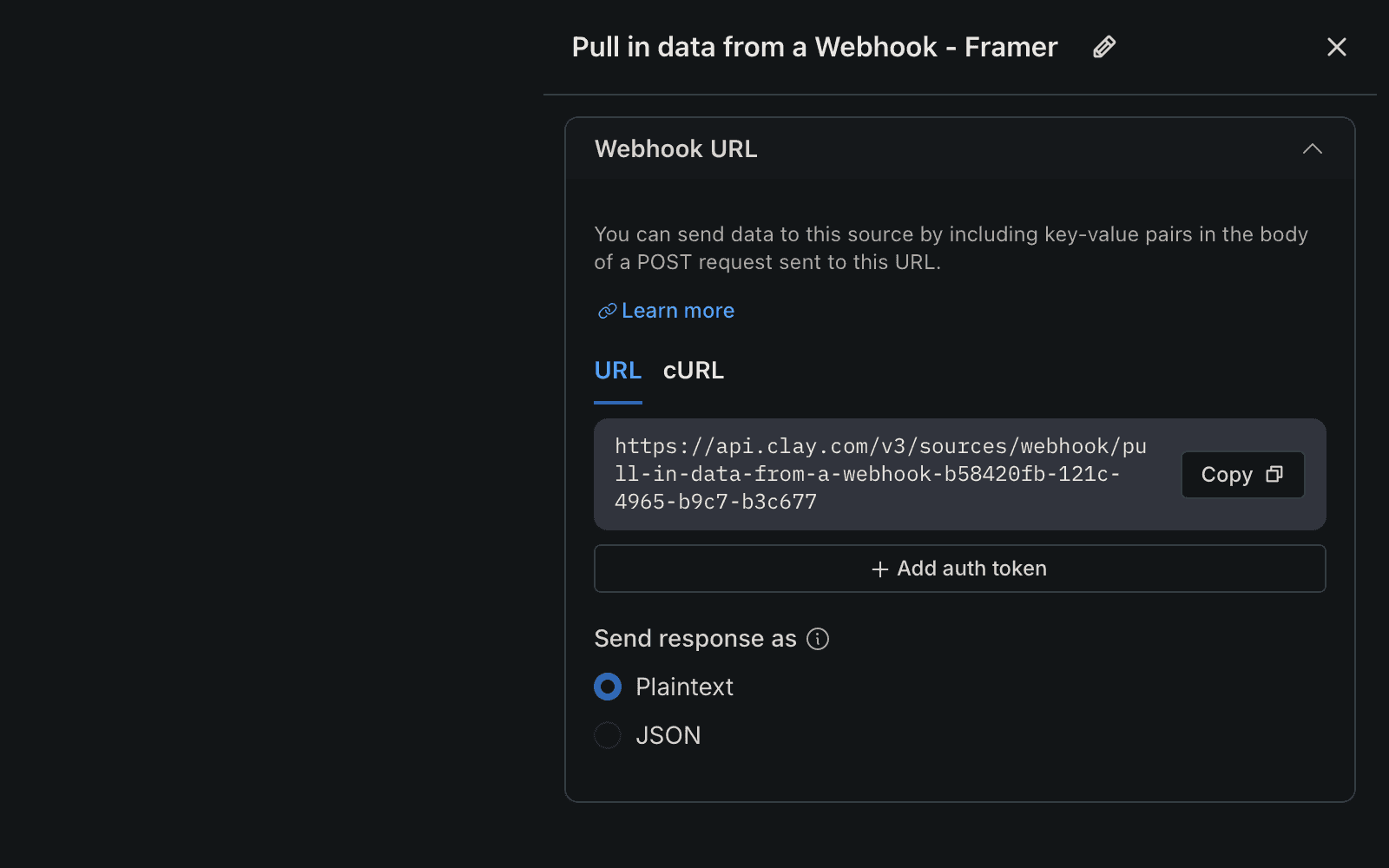 Clay webhook 配置弹窗,显示“从 Webhook 拉取数据 - Framer”界面,包含生成的 Webhook URL、复制按钮、添加认证令牌选项,以及选择响应格式为纯文本或 JSON 的单选按钮