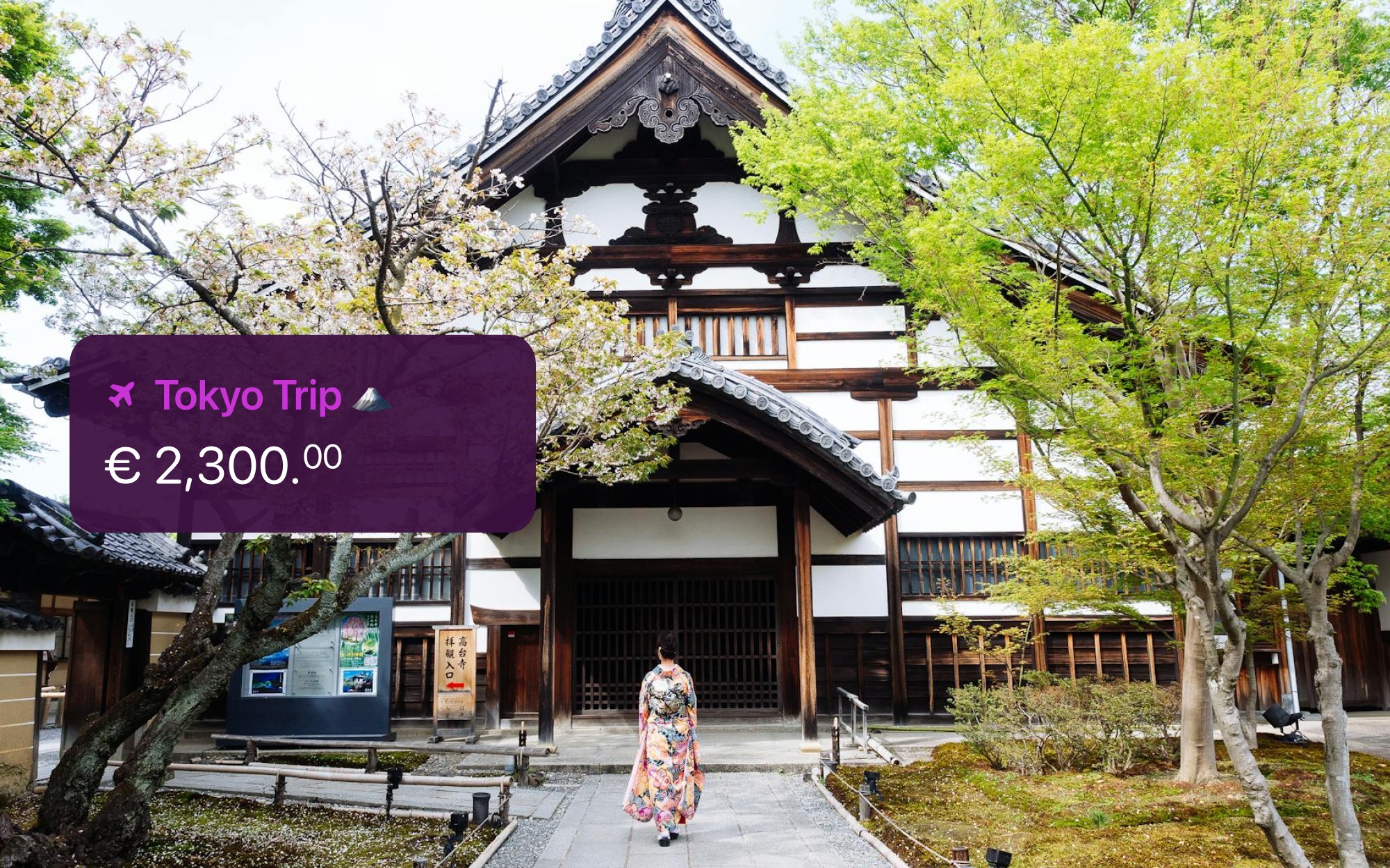 Een traditioneel Japans gebouw met een rieten dak, omgeven door weelderig groen.