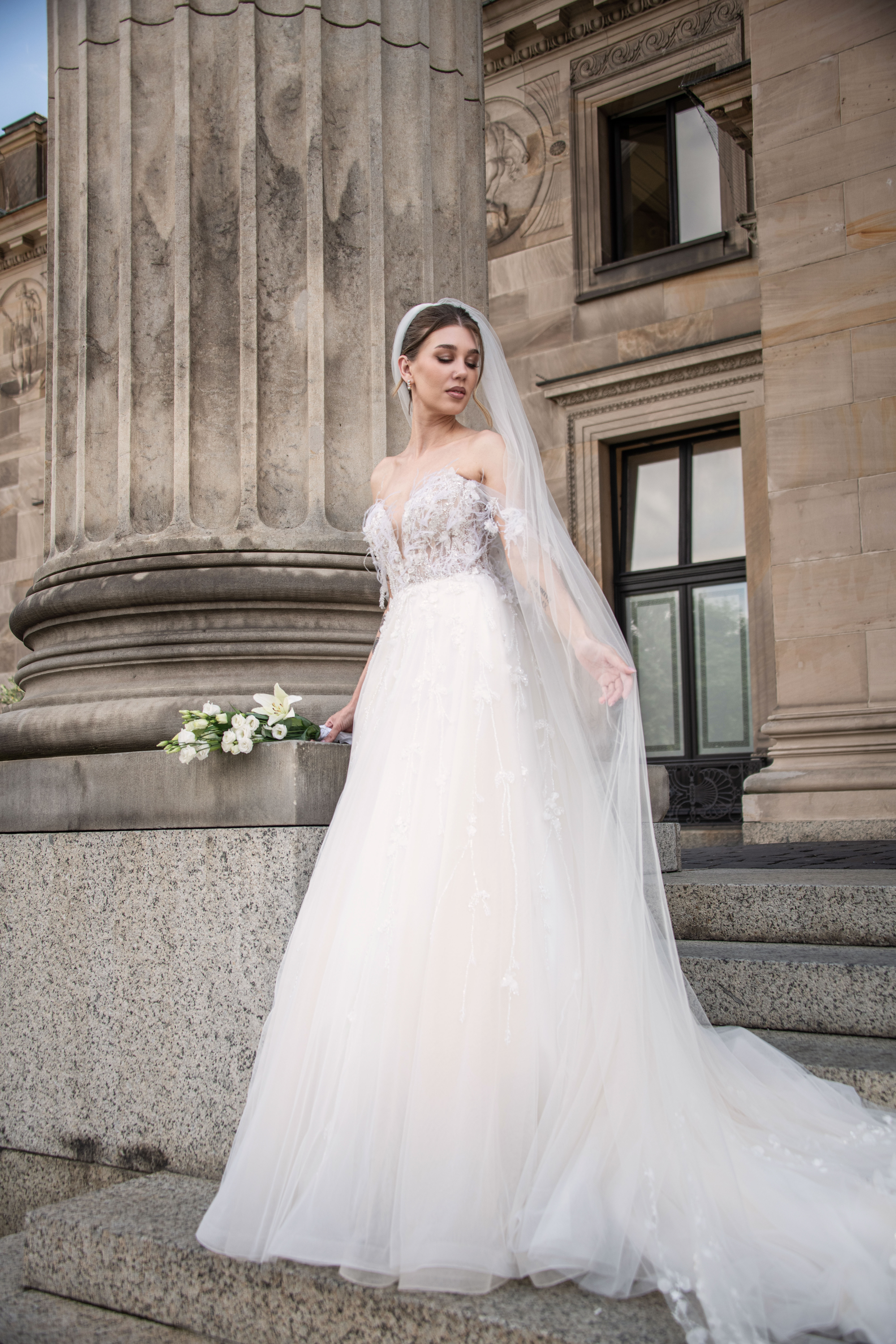 Eine Braut mit verspieltem Hochzeitskleid wird fotografiert.