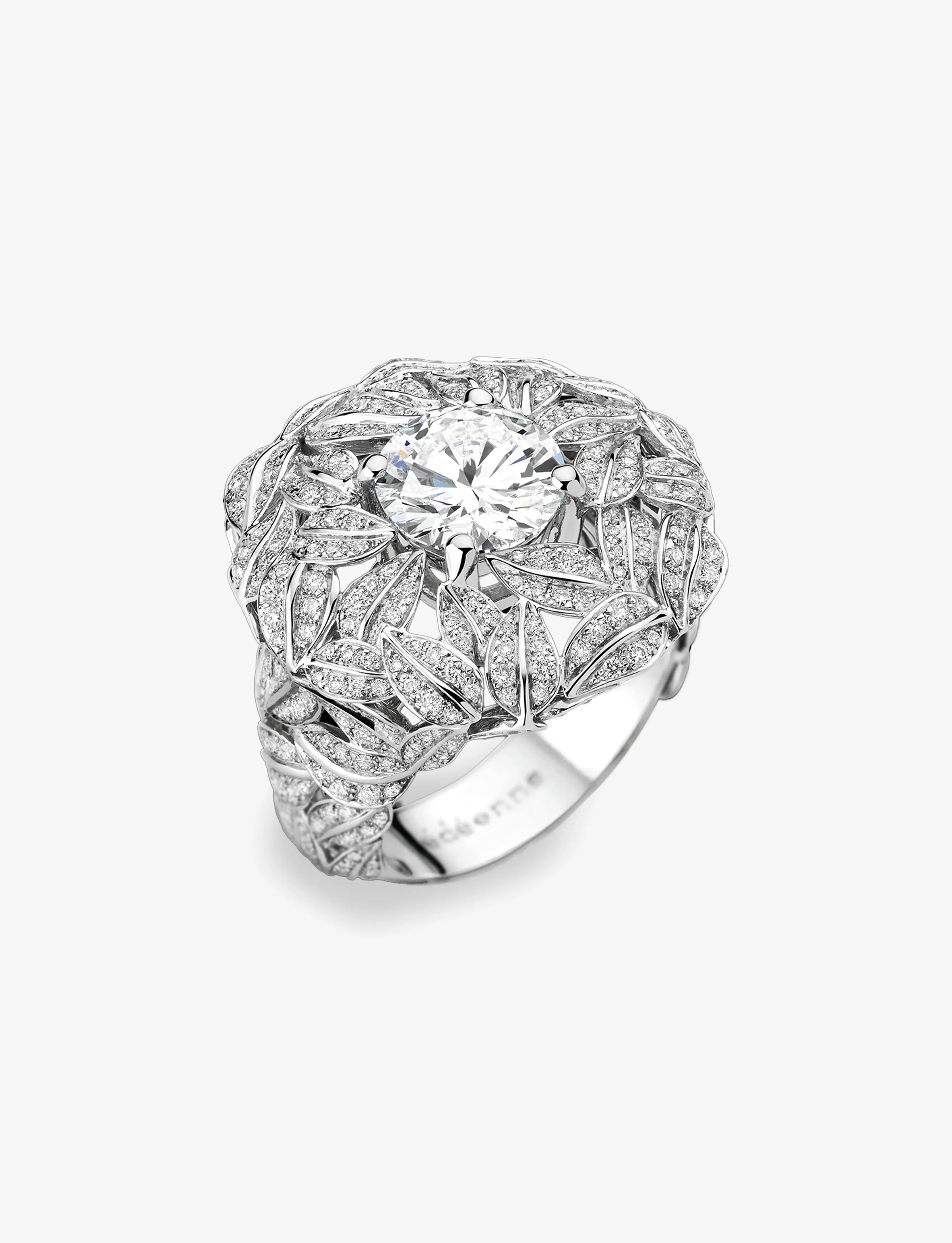 Bague Full Moon Maison Édéenne en or blanc et diamants photographiée seule sur fond clair