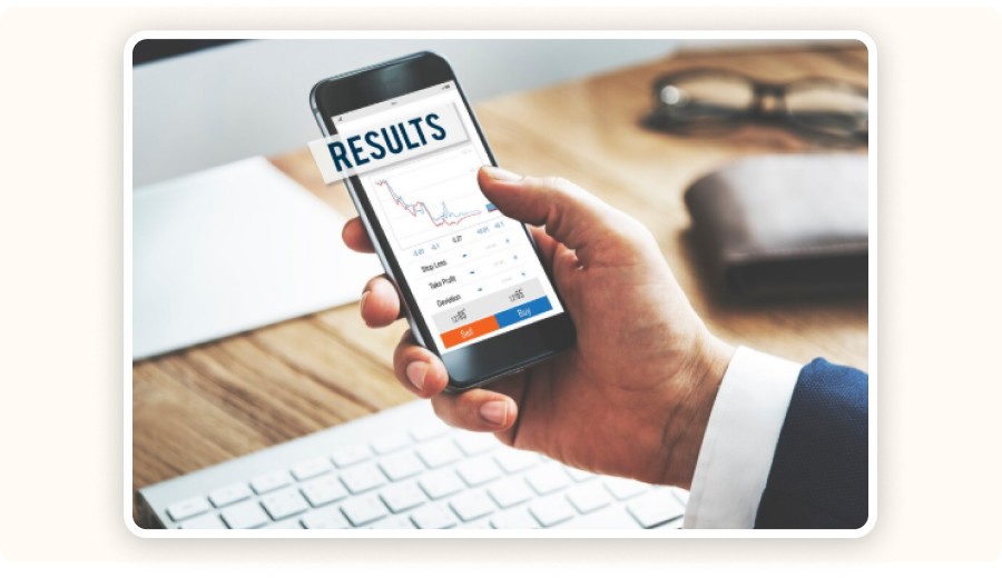 Main tenant smartphone affichant résultats graphiques financiers sur écran.