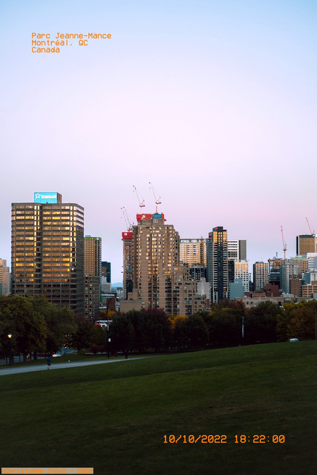 Ciel dégradé au crépuscule sur fond d’horizon montréalais.