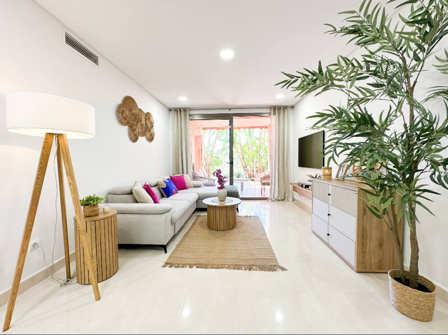 Image of chalet next to mountains