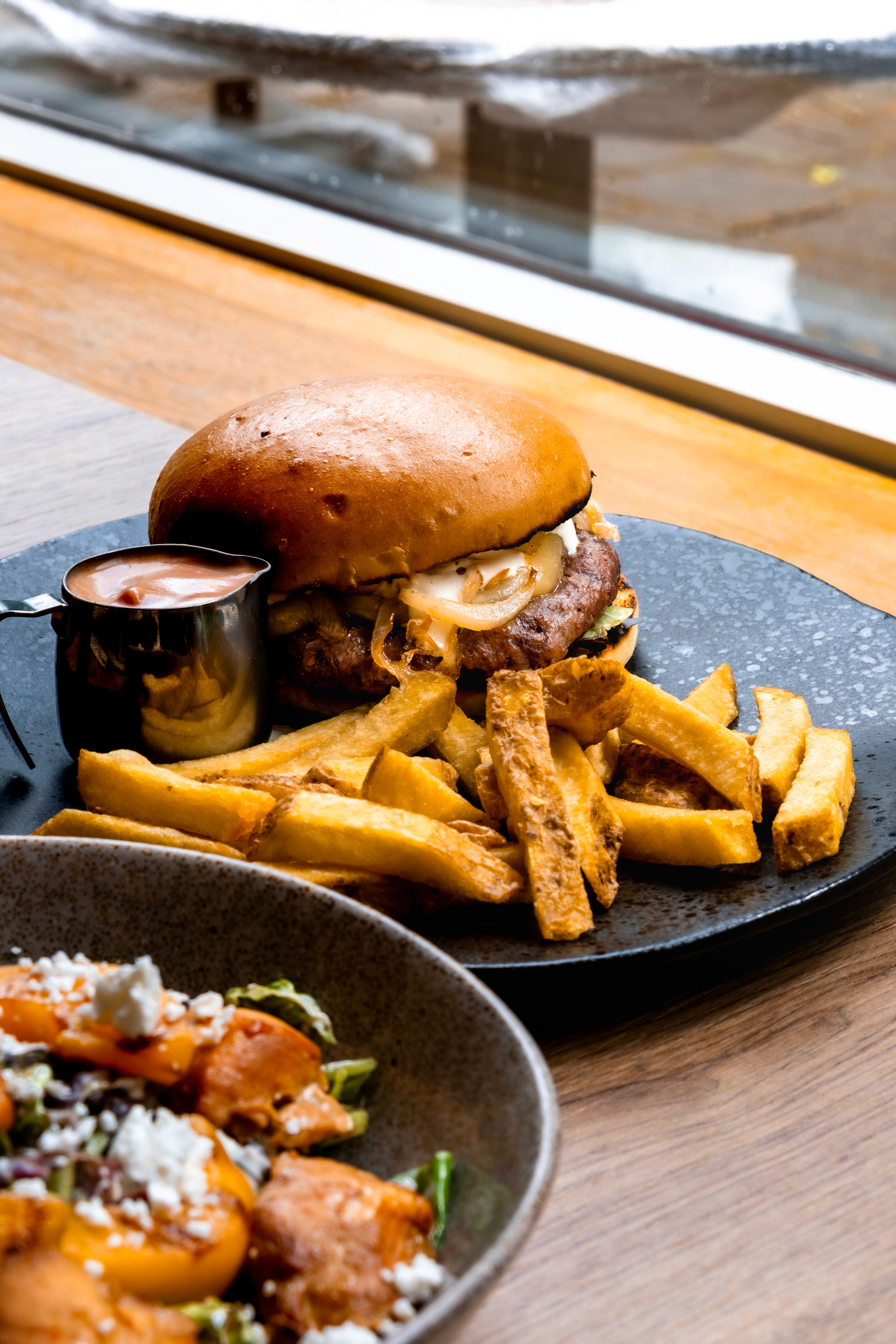 Burger met friet en huisgemaakte gerechten bij Pan & Cook.